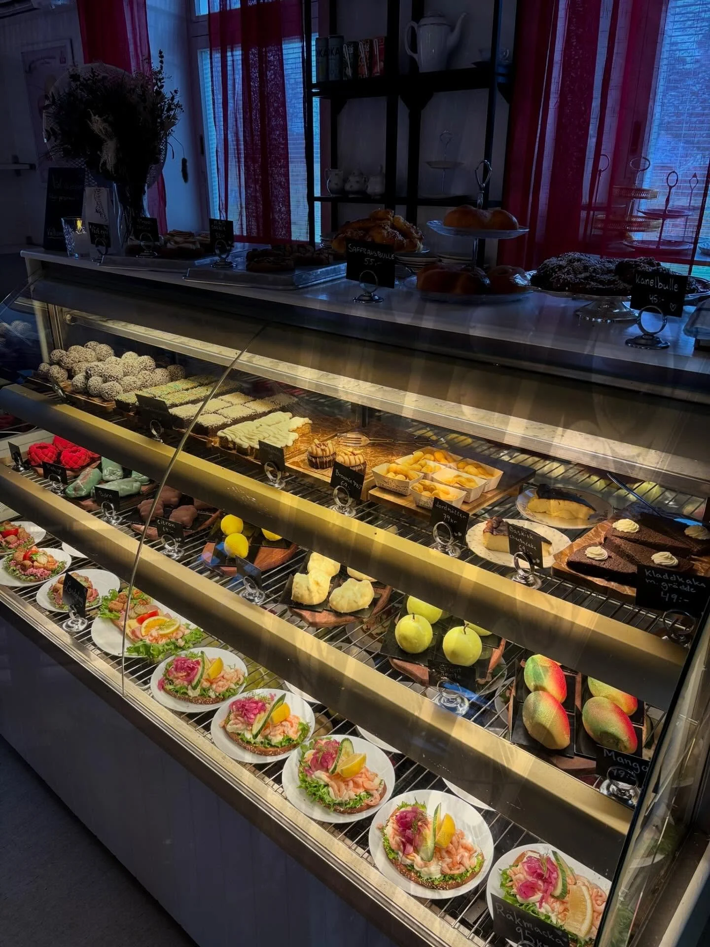 Nu g&ouml;r vi plats f&ouml;r julsortimentet s&aring; idag kan ni k&ouml;pa v&aring;ra bakelser f&ouml;r 20% rabatt 😍 
Kommer &auml;ven tv&aring; nyheter under dagen s&aring; h&aring;ll utkik 😍 

V&auml;lkomna in 11-16 ❤️