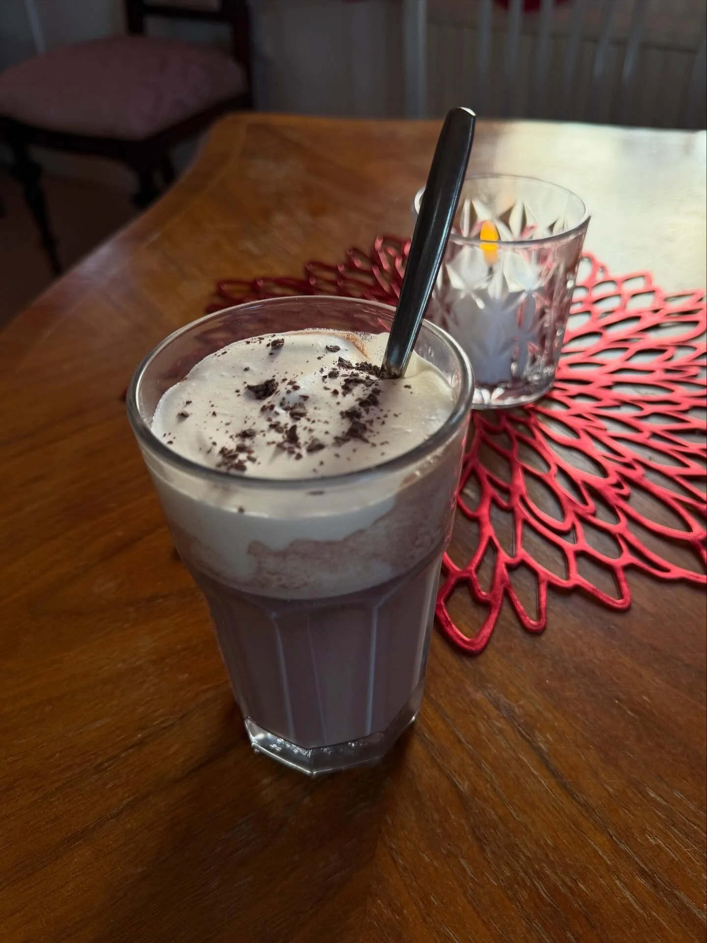 Vi b&ouml;rjar med julnyheter idag och som serveras &auml;nda fram till 21 december 🎄 
F&ouml;rst ut &auml;r v&aring;r varma choklad gjord p&aring; schweizisk 65% choklad (fr&aring;n @aso.se ), mj&ouml;lk och vaniljst&aring;ng. Toppas med l&auml;ttv