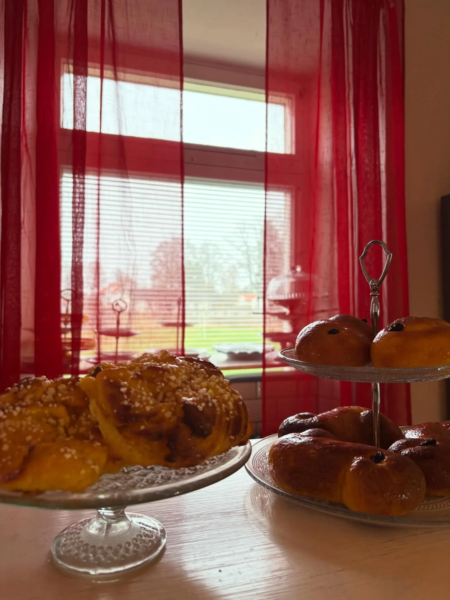 P&aring; s&ouml;ndag den 23 november &auml;r det julmarknad. Kom f&ouml;rbi och k&ouml;p fina hantverk, en fika och tr&auml;ffa tomten. Tomten kommer runt 13 tiden och delar ut lite godis och vi kommer &auml;ven ha tomtens brevl&aring;da p&aring; pla