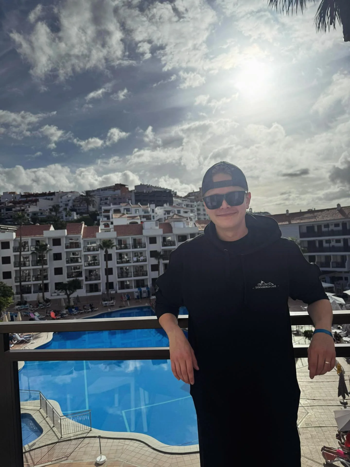 N&auml;r Emmas lillebror &aring;ker till Teneriffa s&aring; var de sj&auml;lvklart att en hoodie ifr&aring;n Str&ouml;msbergs caf&eacute; skulle med, utifall de blir kallt p&aring; kv&auml;llarna 😍