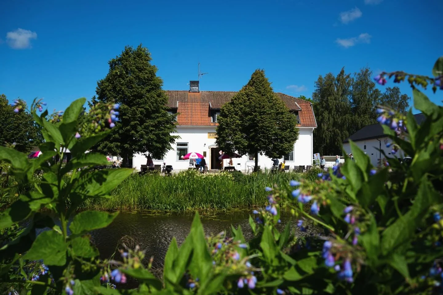 Nu b&ouml;rjar sommaren n&auml;rma sig och vi p&aring; Str&ouml;msbergs caf&eacute; s&ouml;ker sommar personal. Vi s&ouml;ker dig som &auml;r engagerad i ditt jobb, klarar av att jobba i stressig milj&ouml;, kan samarbeta och tycker om att m&ouml;ta 