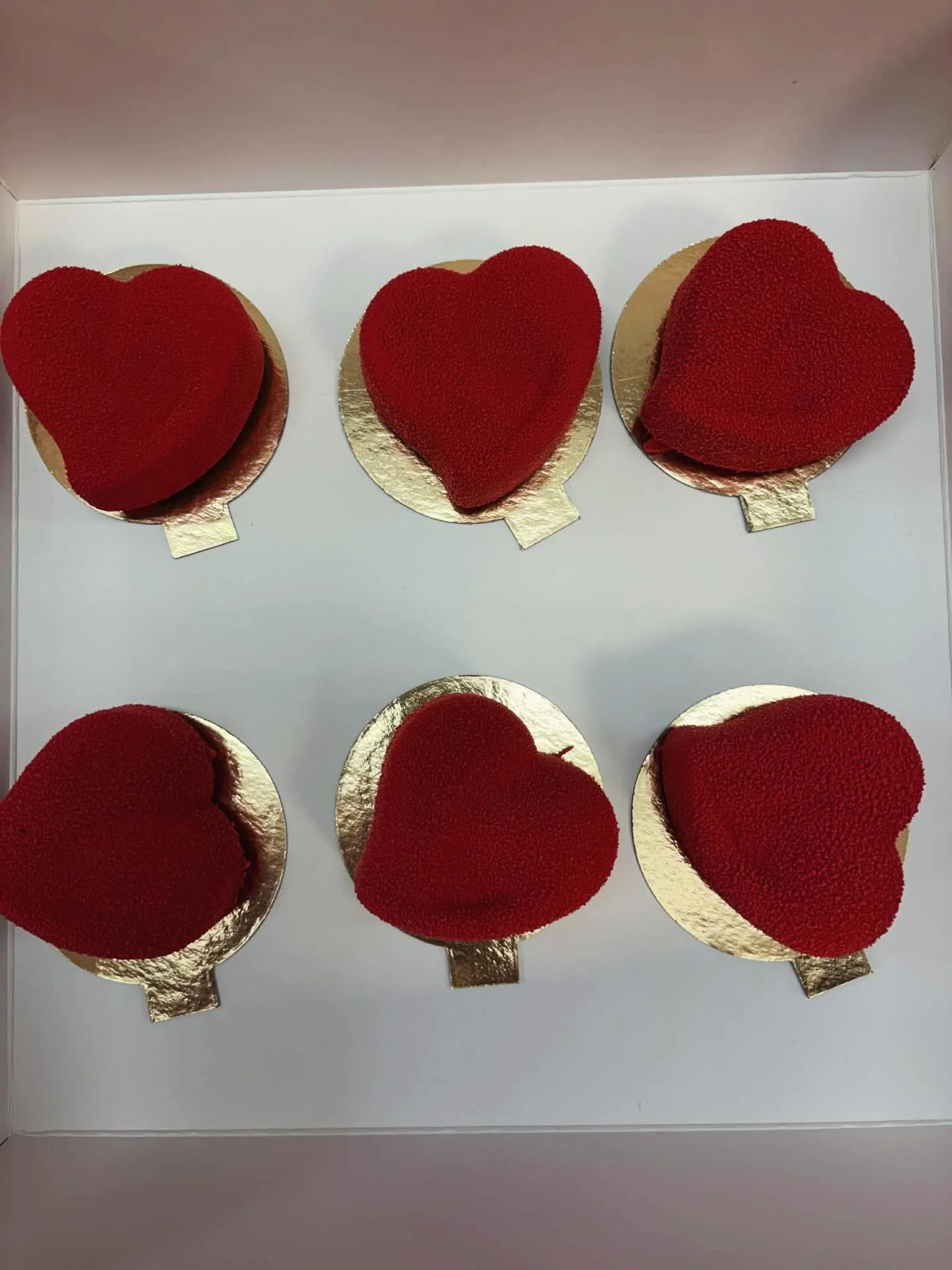 Alla ❤️ans dag bakelsen! 
I helgen kommer det finnas dessa hj&auml;rtan att k&ouml;pa hos oss. 
Dessa &auml;r fylld med 
Mj&ouml;lkchoklad- och hallonmousse, bl&aring;b&auml;rskompott och en chokladbotten. Dessa &auml;r &auml;ven doppad i mj&ouml;lkc