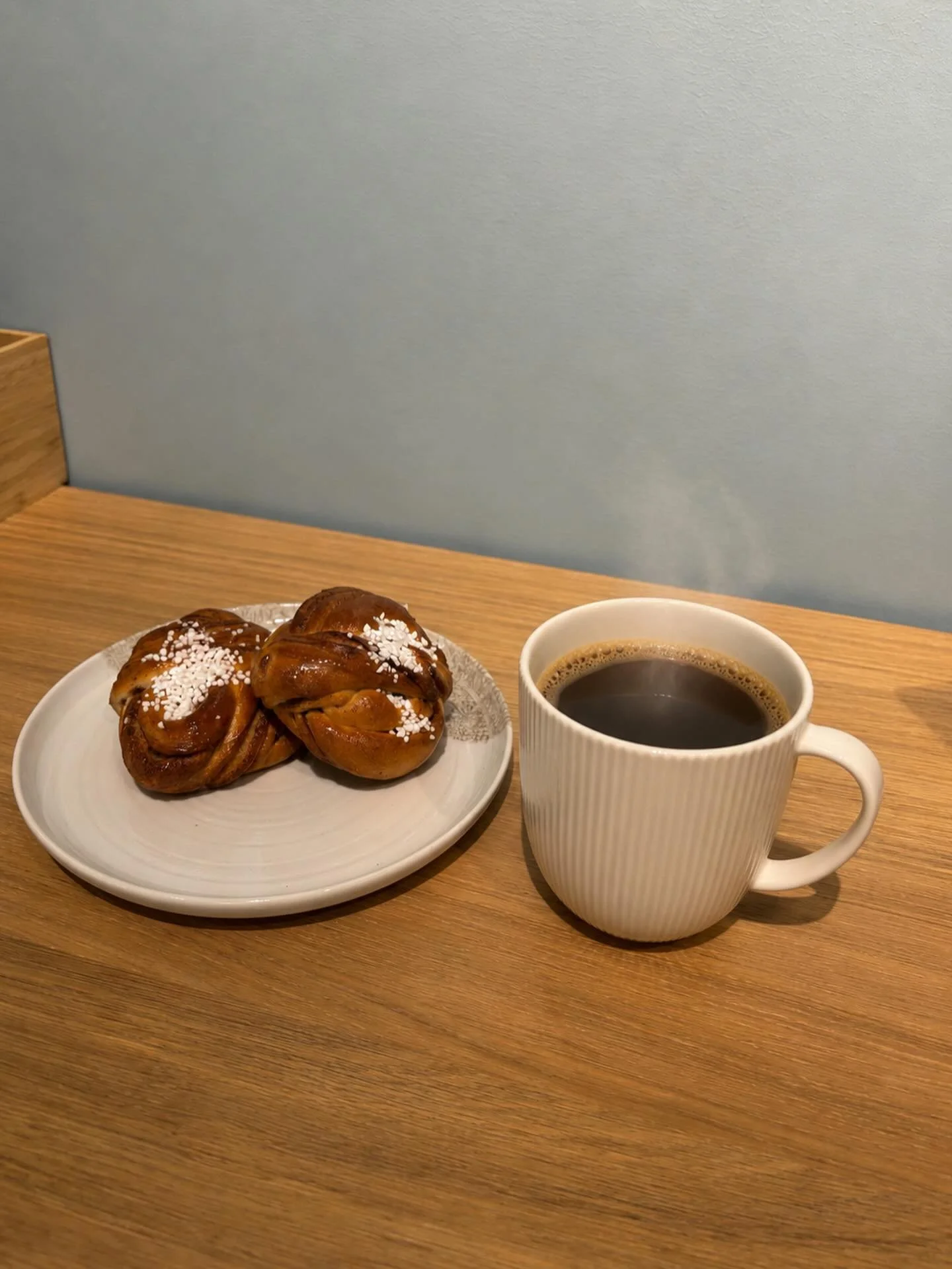Kom in till oss i G&auml;vle p&aring; en varm kopp kaffe och nybakade bullar. Vi har &auml;ven grillade mackor, sallader och mycket mer. 
Kan vara sk&ouml;nt med n&aring;got varmt nu n&auml;r solen &auml;r ur sikte. ☕️