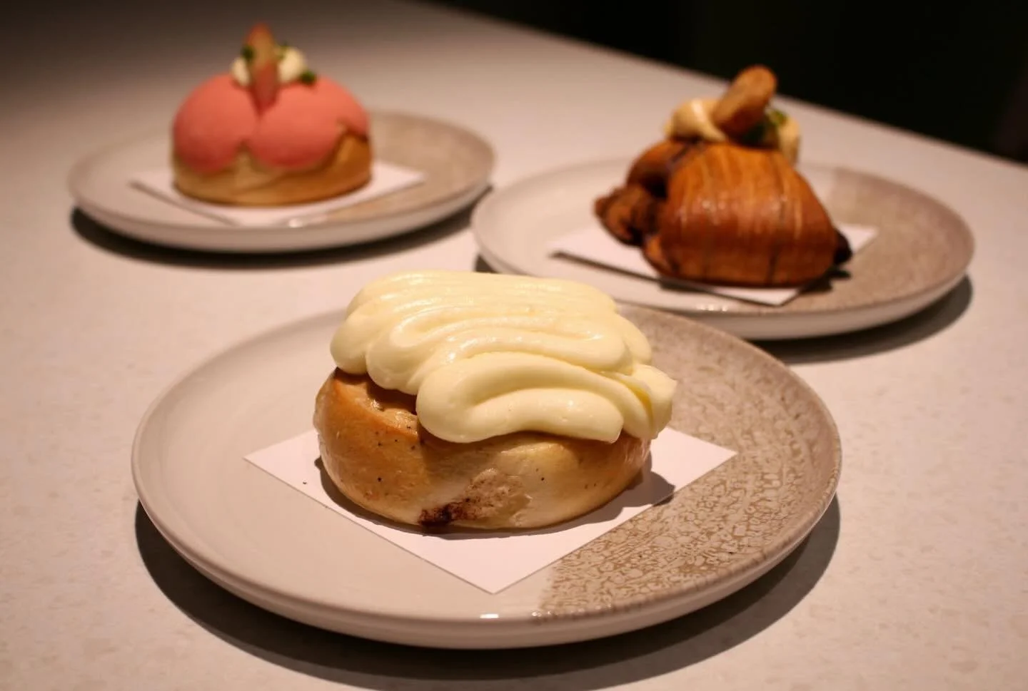 En trio med nykomlingar. Det senare tillskotten &auml;r en sticky buns med kanelfyllning och f&auml;rskosttopping. Mums! 🤤 Denna trio finns i G&auml;vle med sticky buns finns &auml;ven i str&ouml;msberg 😍

📸 @moas_baksida