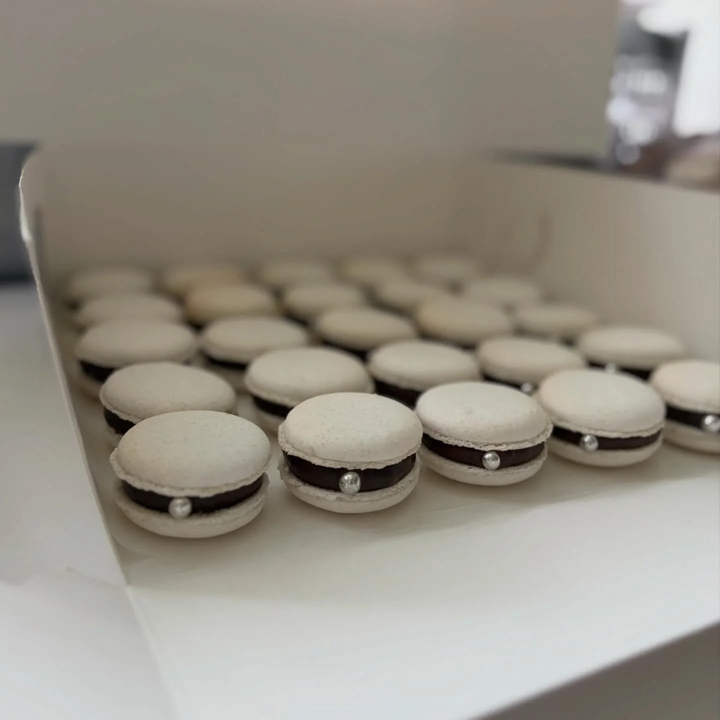 Nu b&ouml;rjar vi l&auml;mna ut studentmacarons i m&auml;ngder. Har du inte bokat s&aring; g&ouml;r det s&aring; fort som m&ouml;jligt d&aring; vi producerar ett begr&auml;nsat antal. 🇸🇪 🌸