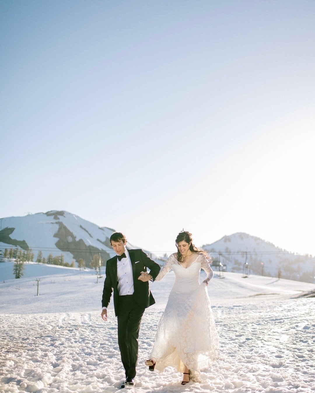 I hope you skip into your weekend like you're walking through multiple feet of snow with heels on! Wait no, that's not what I hope for you. I hope you skip like, easier and without slipping and stuff.

Couple: @alexhow96 and @broberts
Venue: @palisad