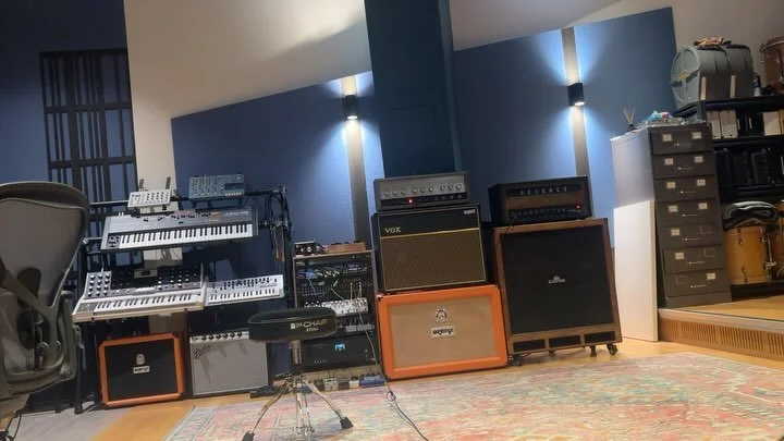 Fucking round with multiple amps properly for the first time. Splitting the signal with a Strymon Deco in wide stereo mode, Vox + Silvertone on the left output and Science Mother on the right. Little bit of fluttery delay from an OBNE Black Fountain