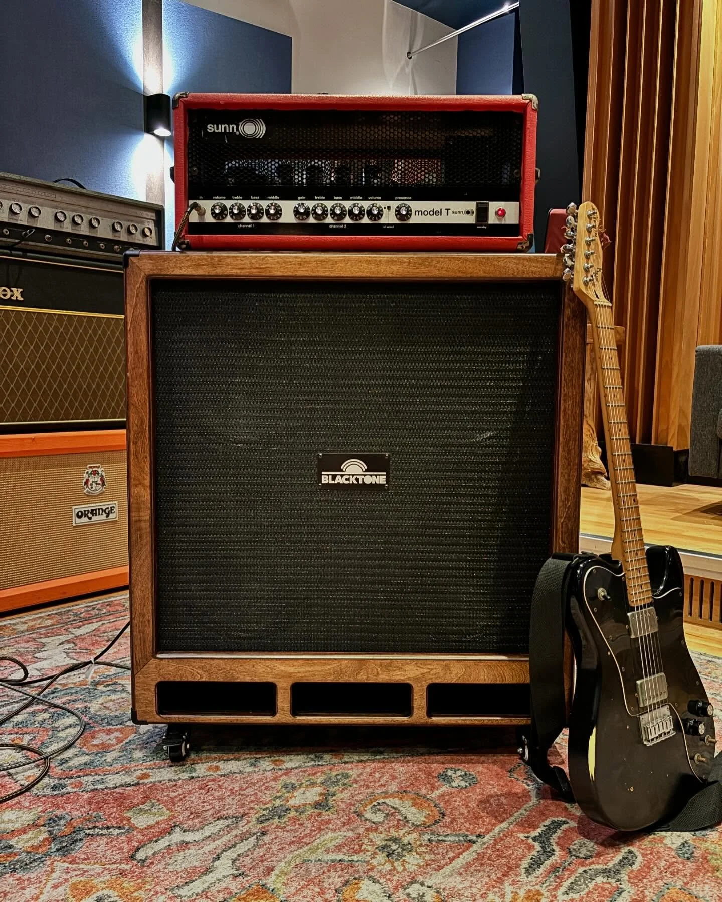 Very excited to add two beautiful items to my ever growing collection of guitar related gear.
This beautiful 4x12 was built for me by @dylanblacktone down in Melbourne. I’ve been wanting a cab with natural wood grain for ages and this thing c