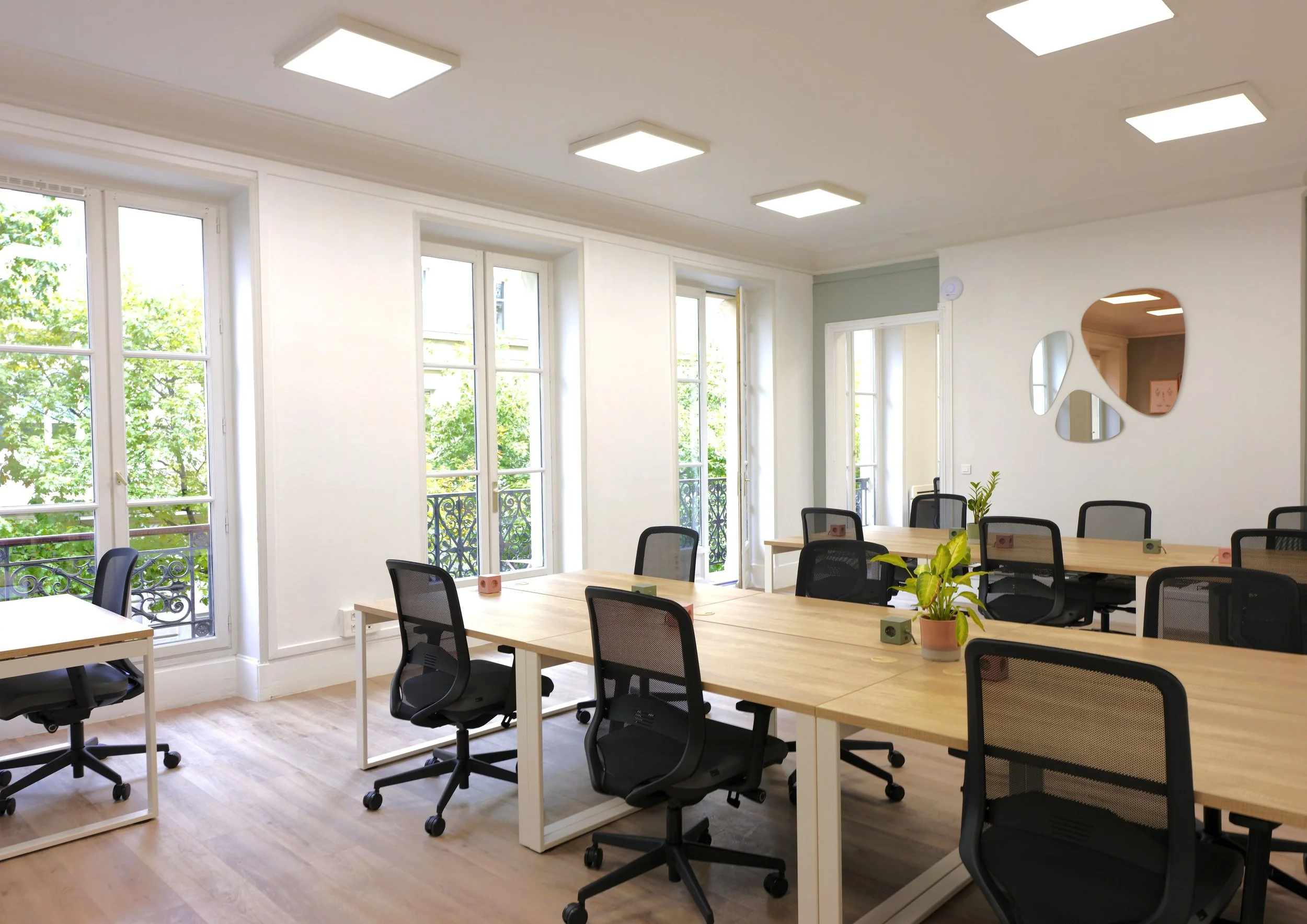 Salle de travail du bureau opéré Turbigo, espace clés en main à Paris 3 avec postes modernes