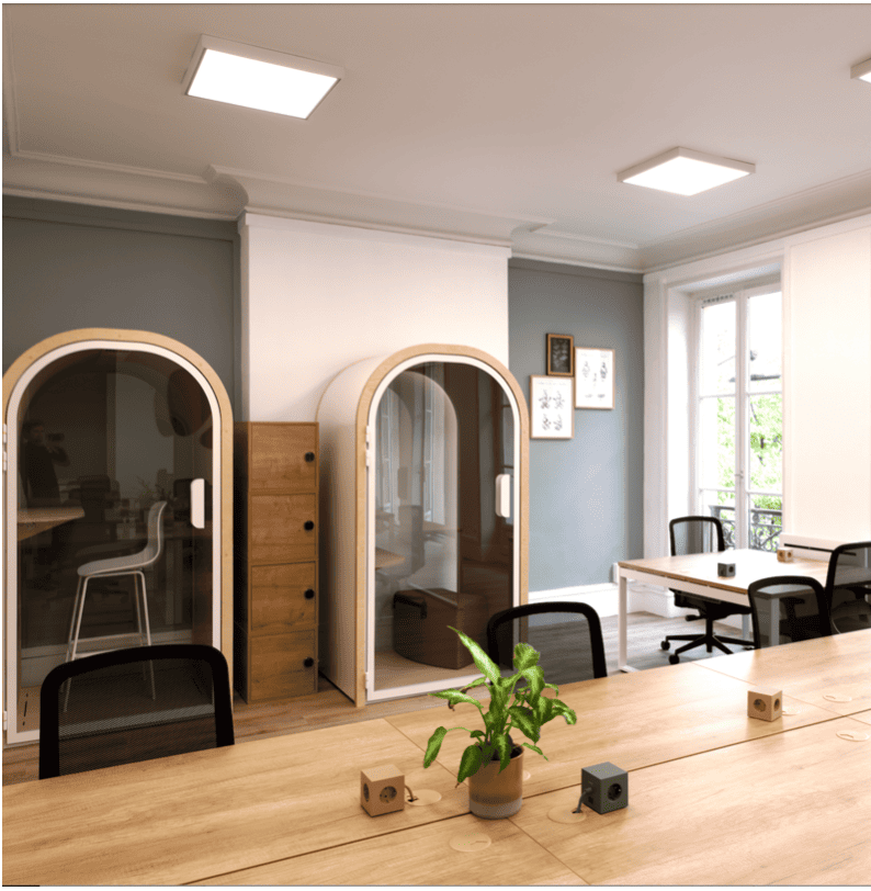 Photo du bureau opéré Le Turbigo, par Hybrid for Work, avec deux cabines acoustiques.