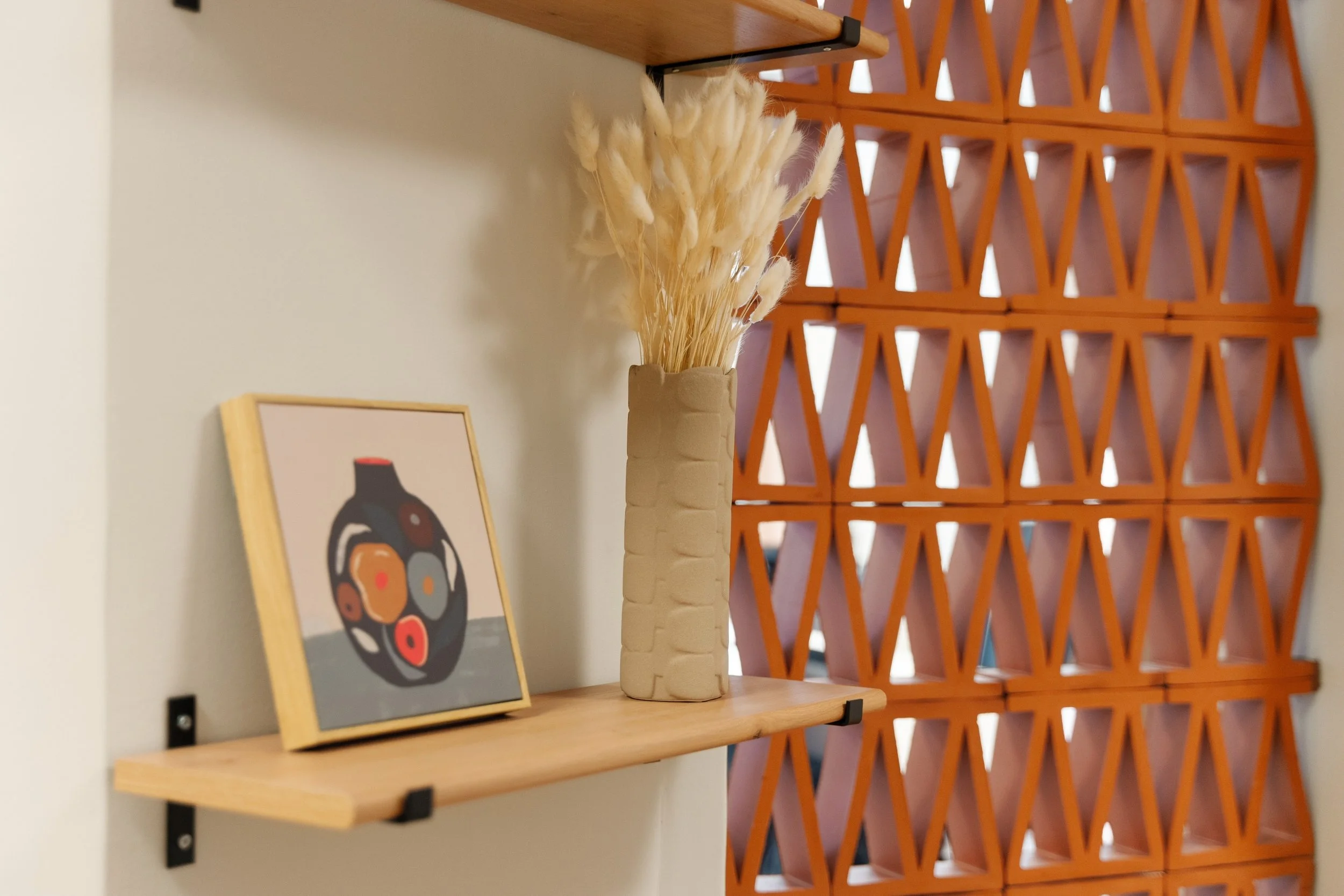 Mur décoratif dans le  bureau Grands Boulevards de Hybrid for Work, avec un petit tableau, un pot décoratif et un mur en briques