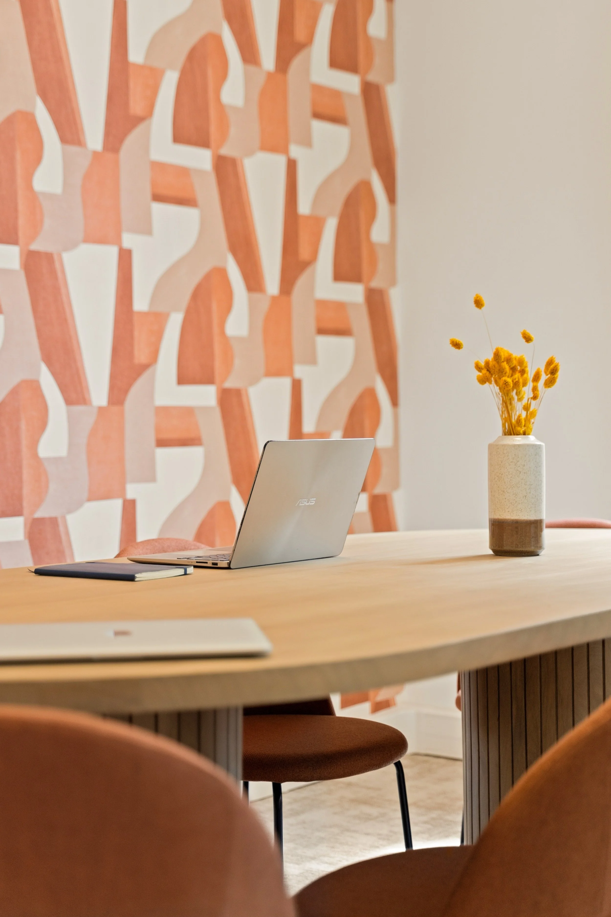 Salle de réunion du bureau Grands Boulevards de Hybrid for Work avec un ordinateur et un pot de décoration
