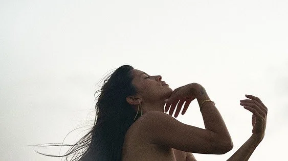 abre tus alas mi ni&ntilde;a,
la vida te sostiene,
despertar dentro del sue&ntilde;o, es solo para valientes, 
descansa,
que la ni&ntilde;a no pare de jugar&hellip;

feliz vuelta al sol 🌞 @coralwantier