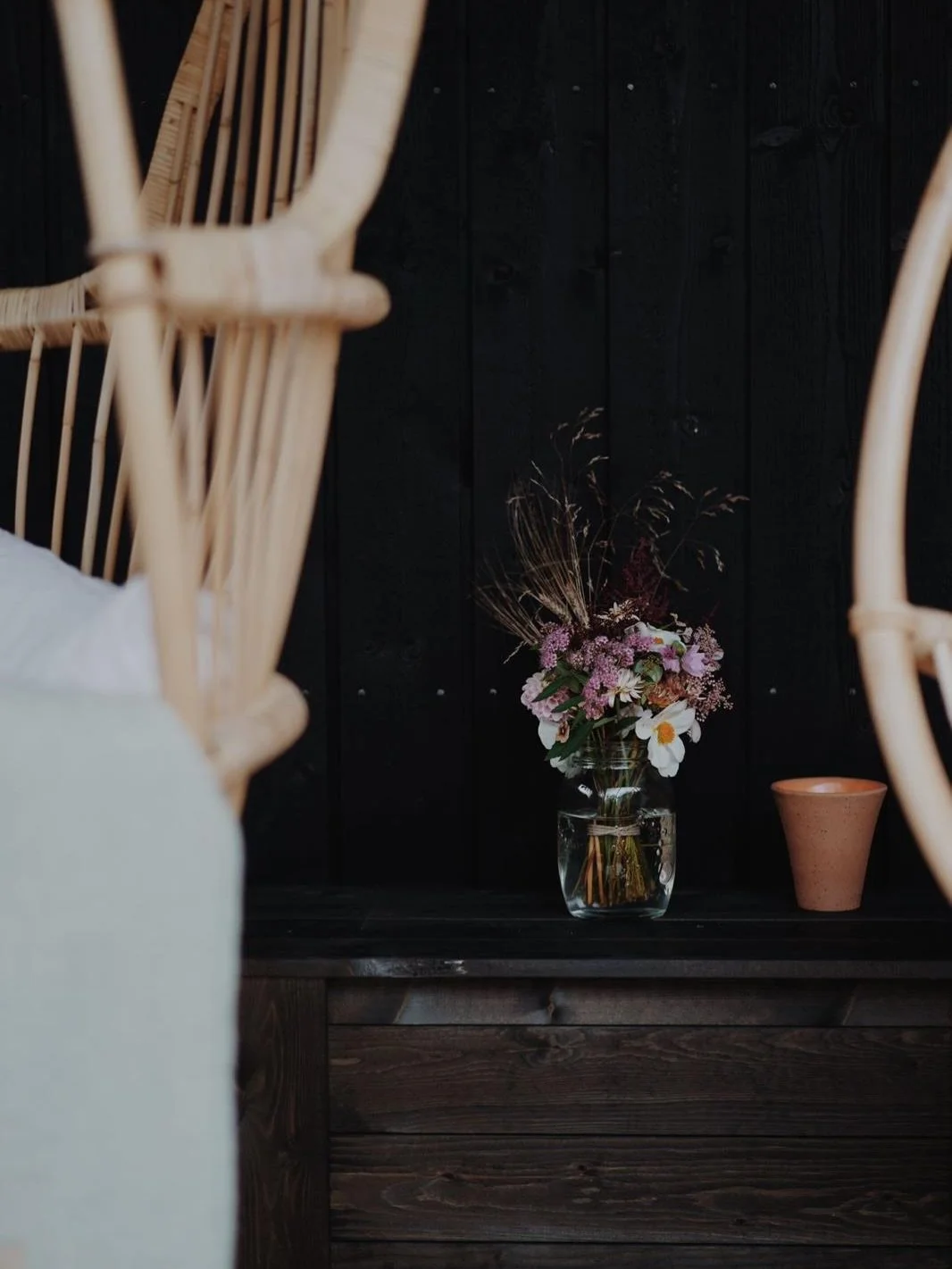 Vappu ilman tungosta 🌿

Hilltop House vuokrahuvila on viel&auml; vapaana vapuksi. Tuu pienell&auml; porukalla kokkailemaan yhdess&auml;, viett&auml;m&auml;&auml;n iltaa ja nauttimaan poreammeesta ja saunasta mets&auml;nrauhassa. Varaukset esim. ke-p
