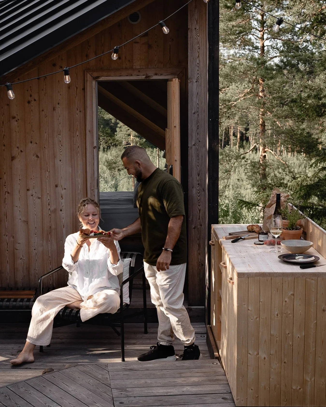 The season of outdoor cooking is here.

Slow evenings, simple meals, everything tastes better outside.

At the Hideaway cabins, we&rsquo;re into:
🌿 grilled vegetables + fresh herbs
🌿 a simple BBQ with something cold on the side
🌿 salad bowls that 