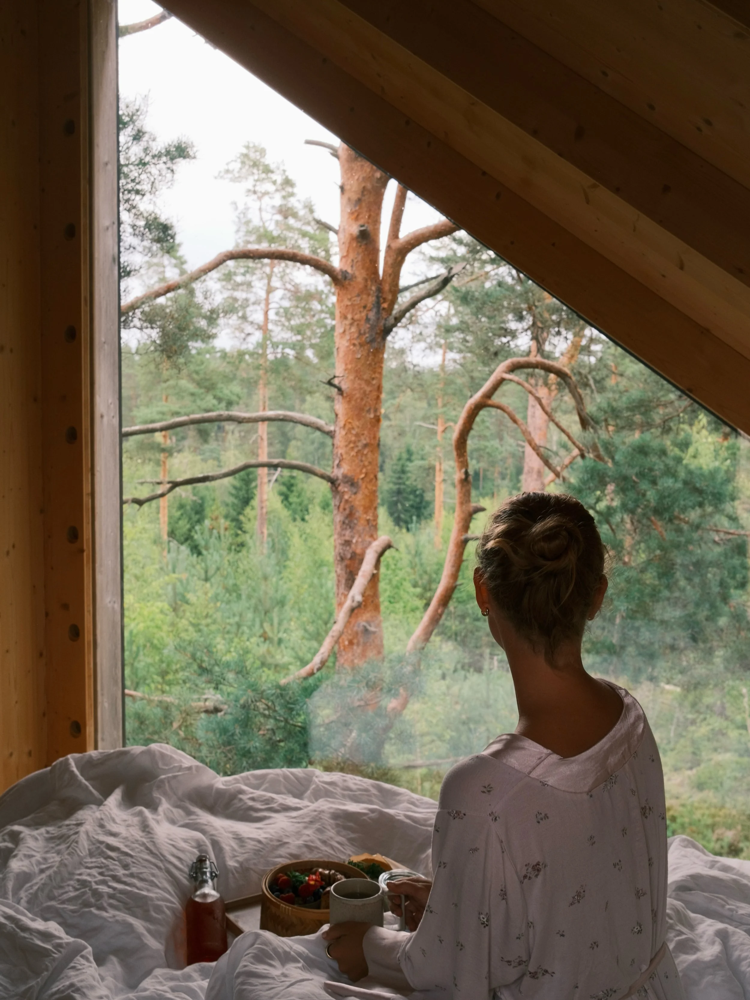 Hilltopin aamut. 

Aamupala odottaa m&ouml;kin portailla, kahvi kuppiin ja takaisin peiton alle. Ei kiire minnek&auml;&auml;n.

Hilltopin ja Lill-Bredsin l&auml;hitilan yhdess&auml; suunnittelema Farm to Forest -aamupala syntyy tuoreeltaan @lillbreds