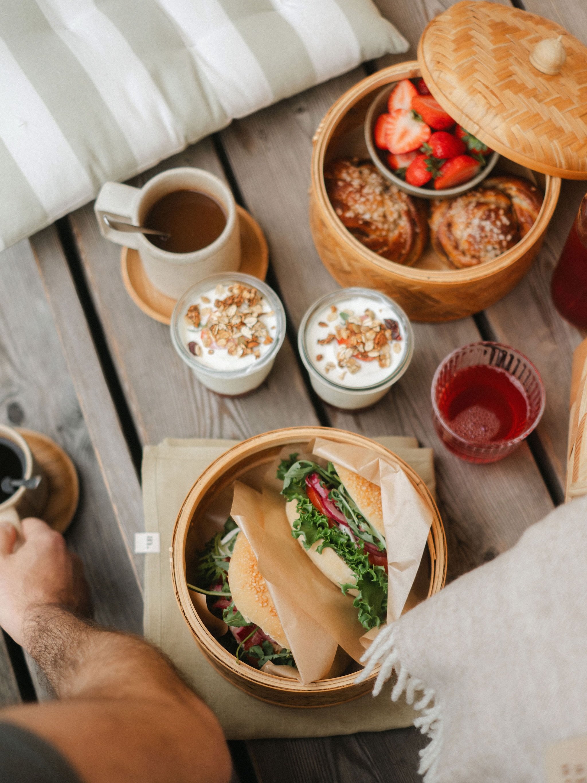 Havahduttiin juuri siihen, ett&auml; Farm to Forest -aamupalan viimeiset viikot ovat jo k&auml;sill&auml;.

Viel&auml; hetken @lillbredsbargard_cafe v&auml;ki kurvaa aamuisin Hilltopille tuomaan tuoreen aamupalan suoraan Hideaway-m&ouml;kin tai Hillt