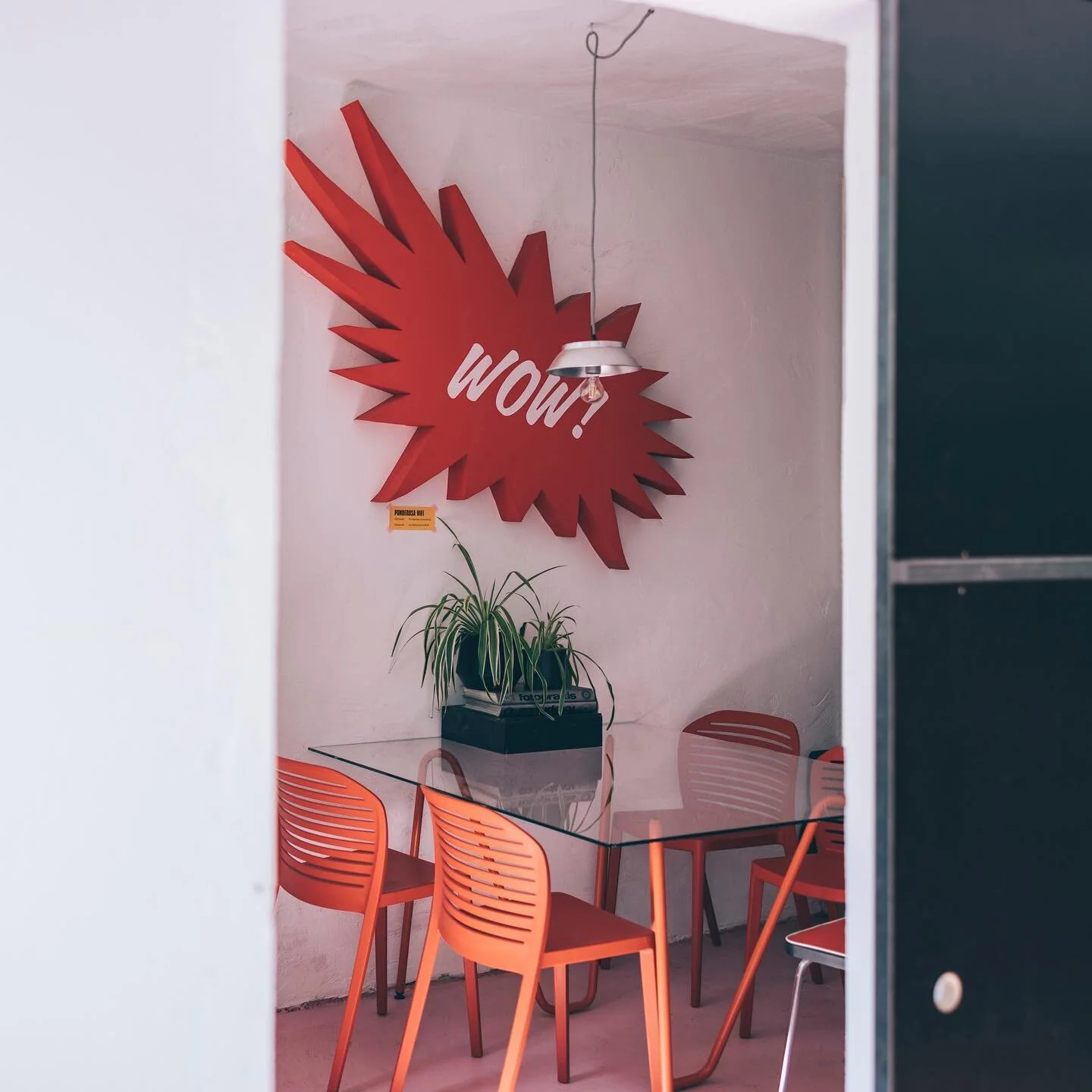 Unser kleiner Meetingraum: bei uns im Mietpreis inbegriffen! Wir haben Schreibtische frei, meldet euch bei uns!  #coworkingmannheim #coworkingspace #coworking #mannheim #comeworkwithus