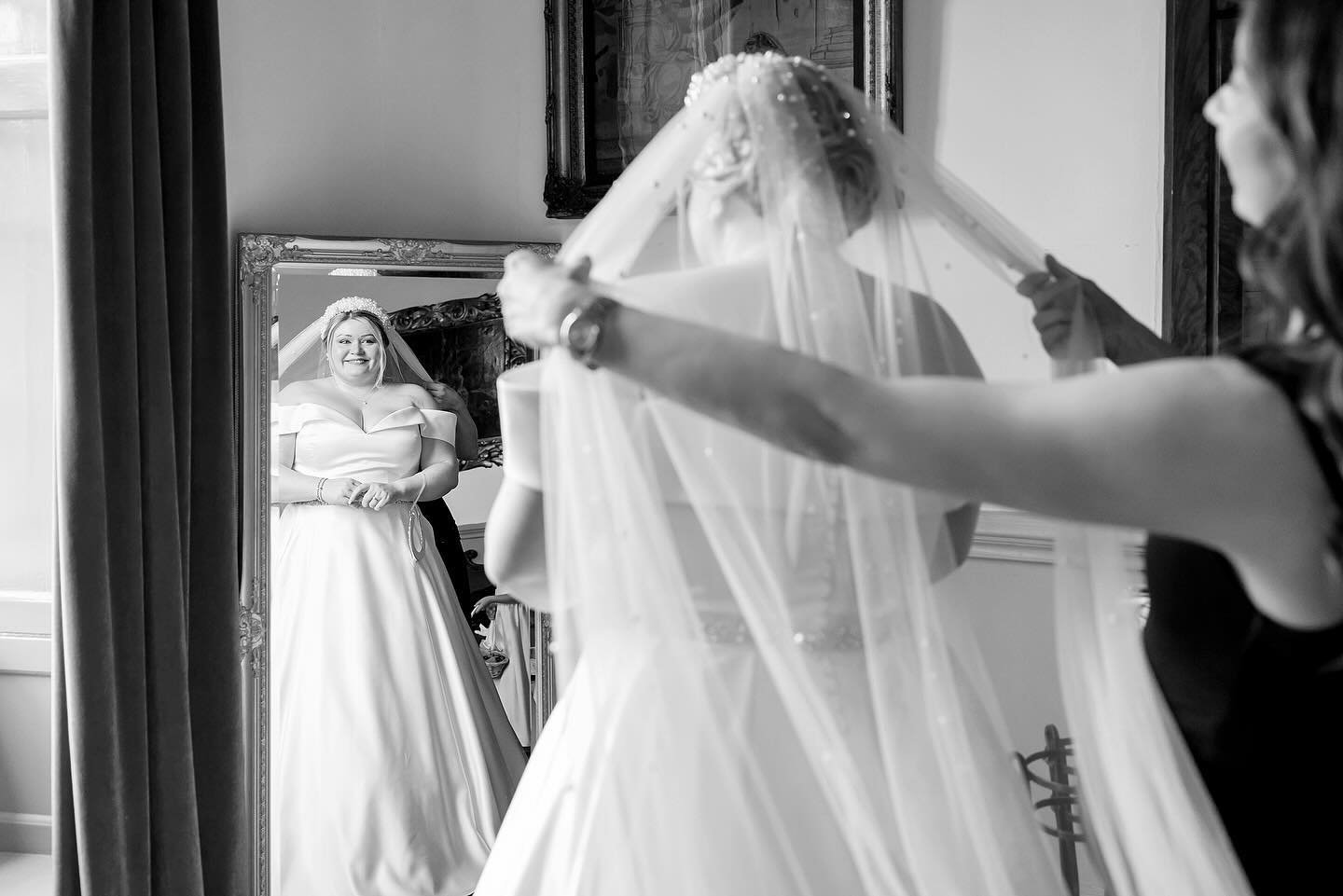 ✨ Sneak Peek of a Sneak Peek! ✨

Kat &amp; Nick&rsquo;s wedding has been on my screen today as I prepare their sneak peek, and I couldn&rsquo;t resist sharing this stunning moment of Kat having her veil put on by the wonderful @hairbykatiecrabb 😍 I 