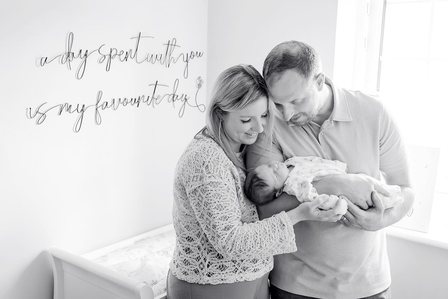 Ahhhh the lovely Skeels family! They were in front of my camera yet again as I had the absolute honour of capturing another landmark moment in their lives - the newborn bubble with baby Rae 🥰

I first photographed Bradley &amp; Jessica on their wedd