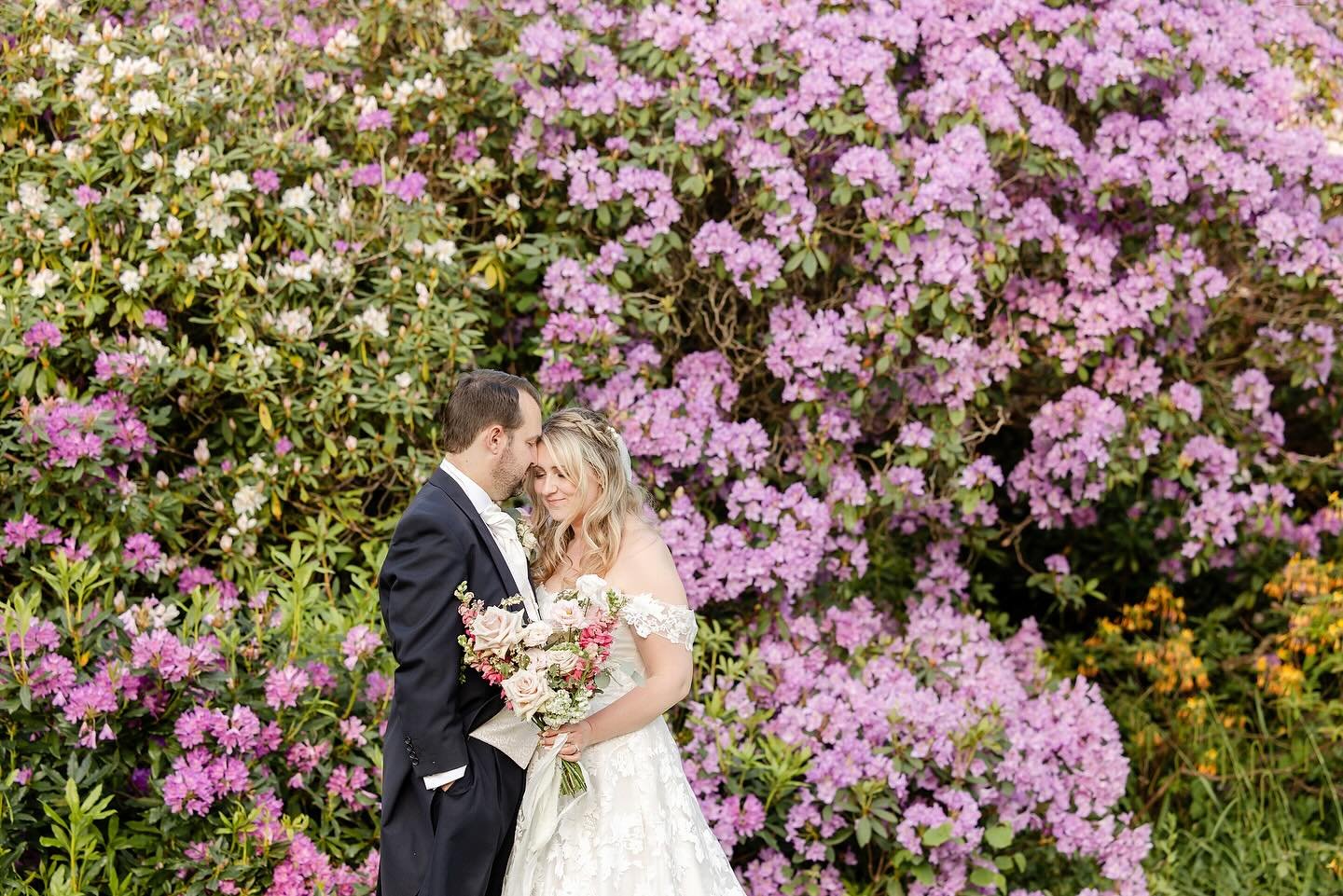 Oh my goodness what a SPECTACULAR day Emily &amp; Matt had! Springtime at The Ravenswood never fails to disappoint, and the grounds truly put on a show for us. The rhododendrons! The wisteria! The gorgeous golden light! My lovely couple couldn&rsquo;
