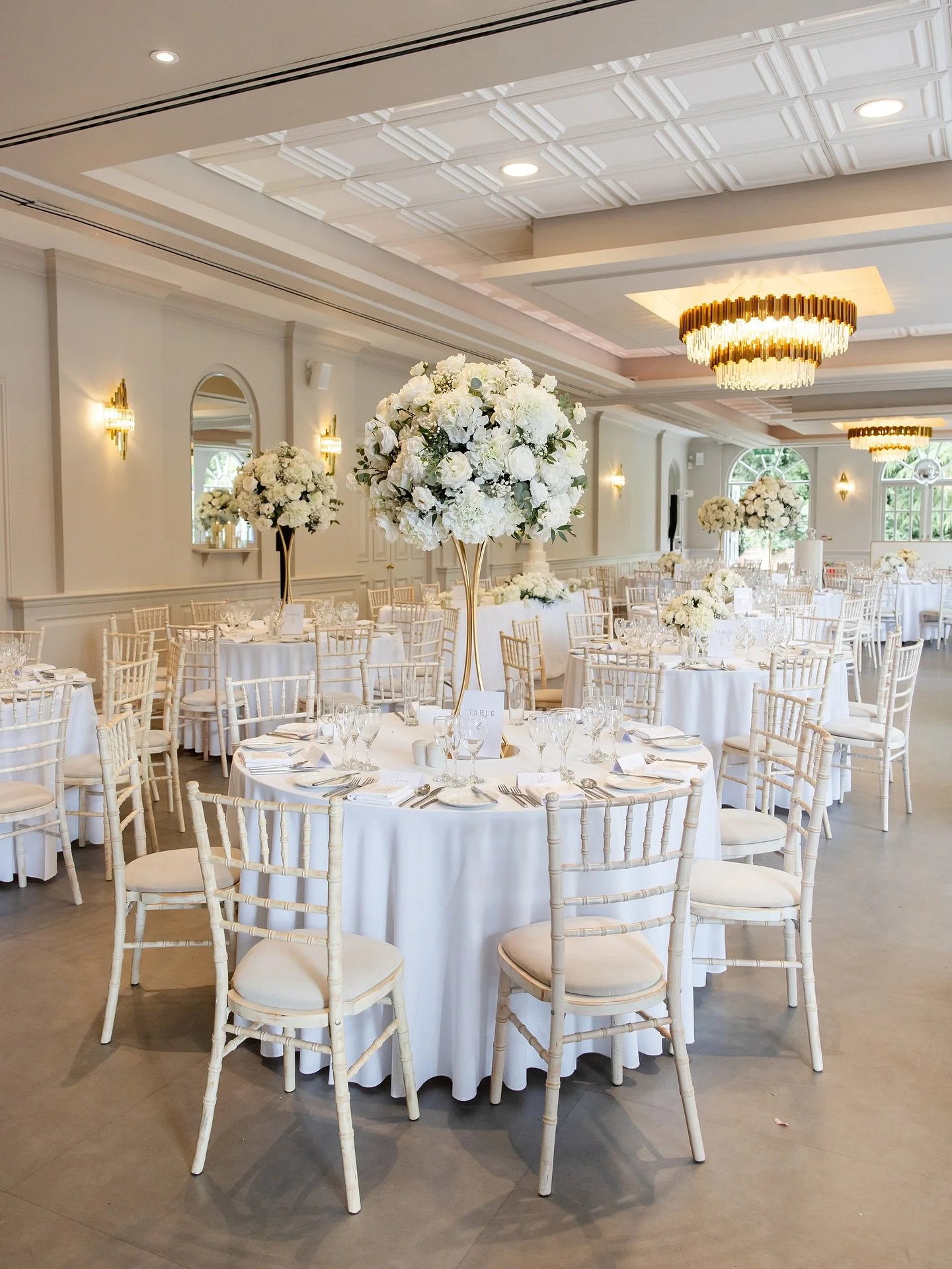 The Orangery looked dreamy for Amy &amp; Sam&rsquo;s wedding breakfast! Soft white florals everywhere&mdash;and that cake&hellip; wow! Simply stunning 🤍

#theorangery #theorangerymaidstone #theorangerywedding #weddingbreakfast #weddingdetails #weddi