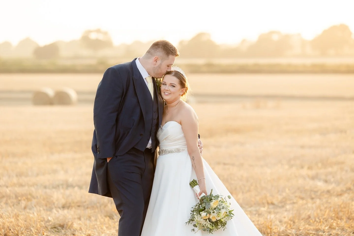 I&rsquo;ve just finished editing Ellie &amp; Lewis&rsquo;s wedding gallery, and I&rsquo;m completely in love with these golden hour shots! 💛

We popped out into the field across from @theoldkentbarn, surrounded by hay bales, and the light was just s
