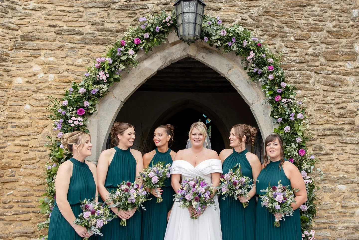 Still swooning over these colours! The prettiest floral arch framing the church doorway, those gorgeous deep-green bridesmaid dresses, and all the joy that followed&hellip; I&rsquo;ve loved reliving this beautiful autumn wedding while editing &mdash;