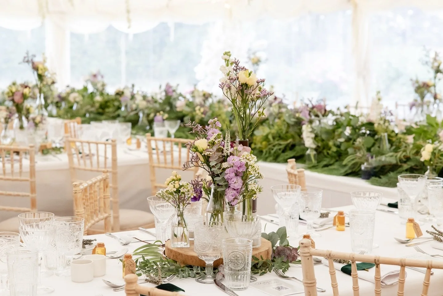How incredible did the marquee look at Francesca &amp; Matt&rsquo;s wedding?! 🤩 Lisa at Frasers created the most breathtaking floral installation, perfectly complementing the elegant tables and d&eacute;cor.

Every detail was full of charm and perso