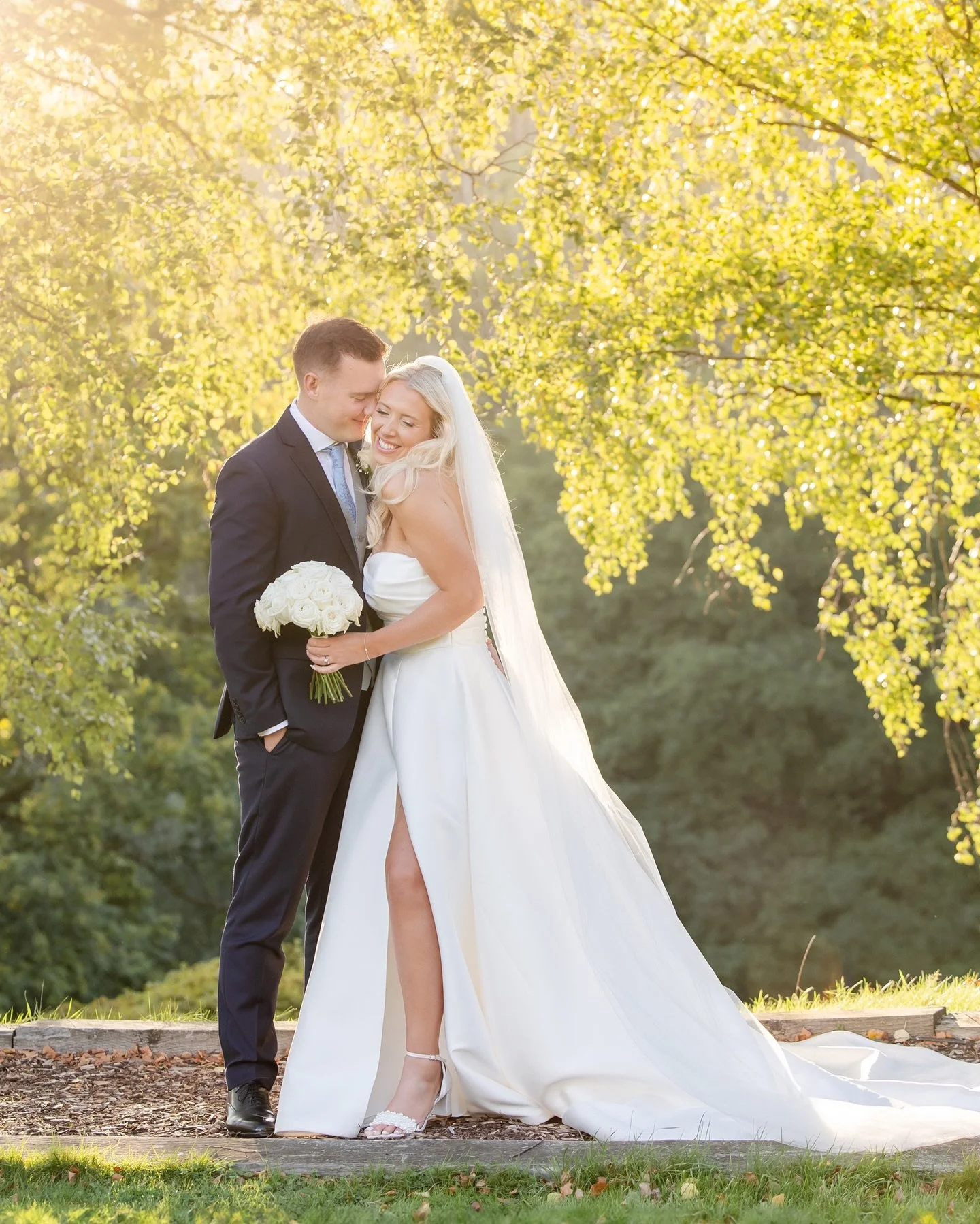 Emily &amp; Nick&rsquo;s beautiful wedding at Salomons Estate is now live on the blog! 🤍

An outdoor ceremony overlooking the woodlands, the prettiest floral-lined aisle, a surprise rain shower, the windiest veil moments, and the most elegant recept
