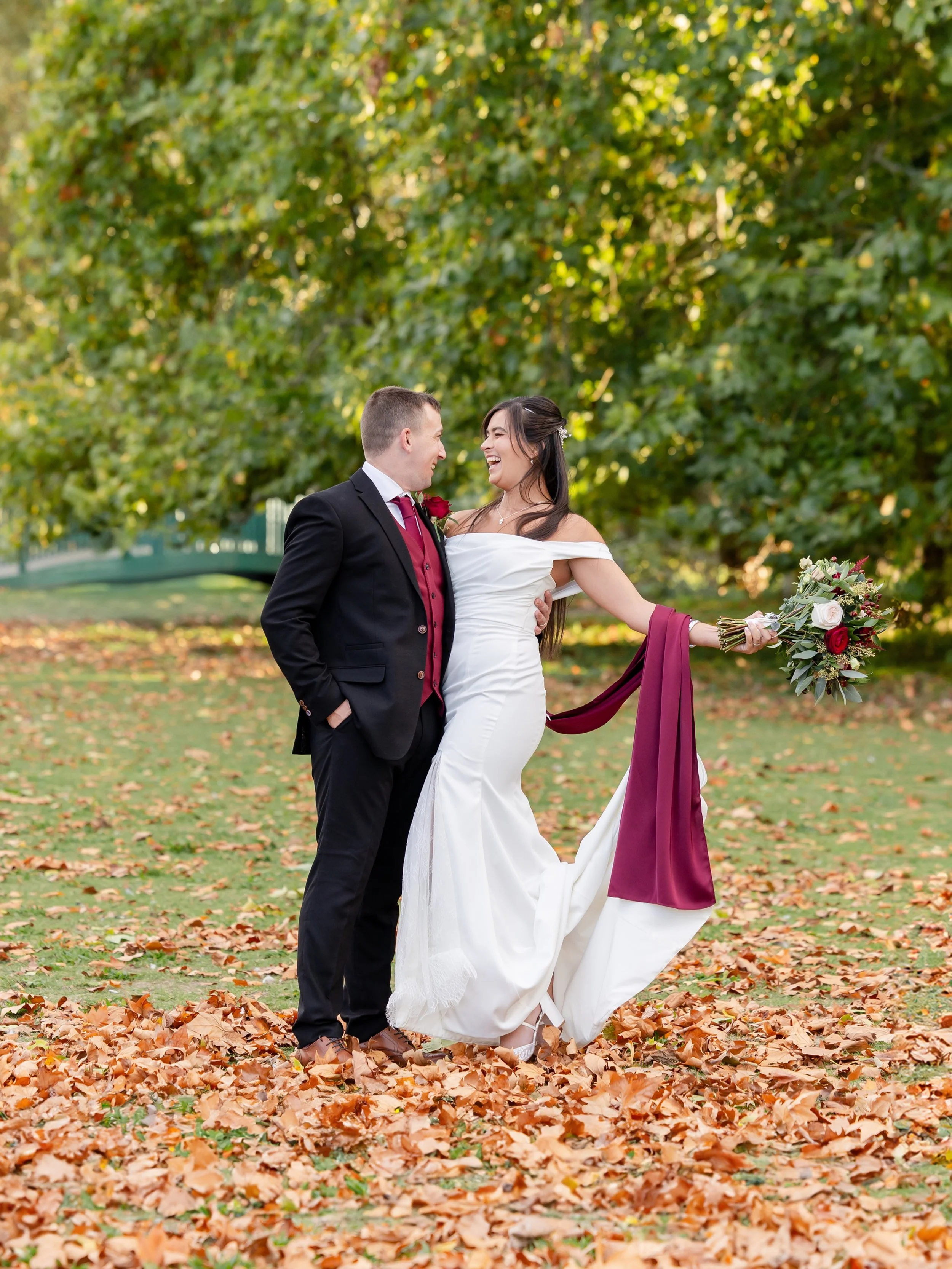 If you could think of the most perfect autumn wedding, Hannah &amp; James&rsquo;s stunning wedding at Bradbourne House would be it! The golden light, the gorgeous jewel-like colours, the elegant venue, the thoughtful details and wonderful people&hell