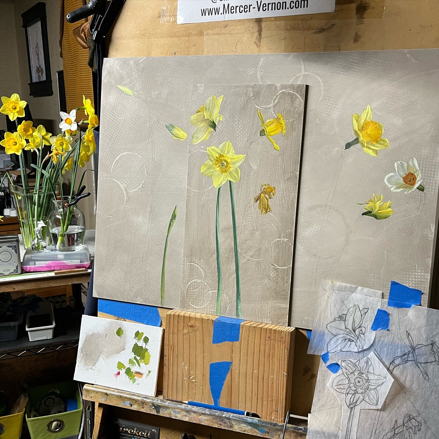 🌼 The state of things. It&rsquo;s always chaotic painting spring flowers. They don&rsquo;t bloom for long. So I try to work in small groups of blooms first, then greens, then repeat. Literally as fast as I can. 

🌼 I&rsquo;ll be showing a lot of wo