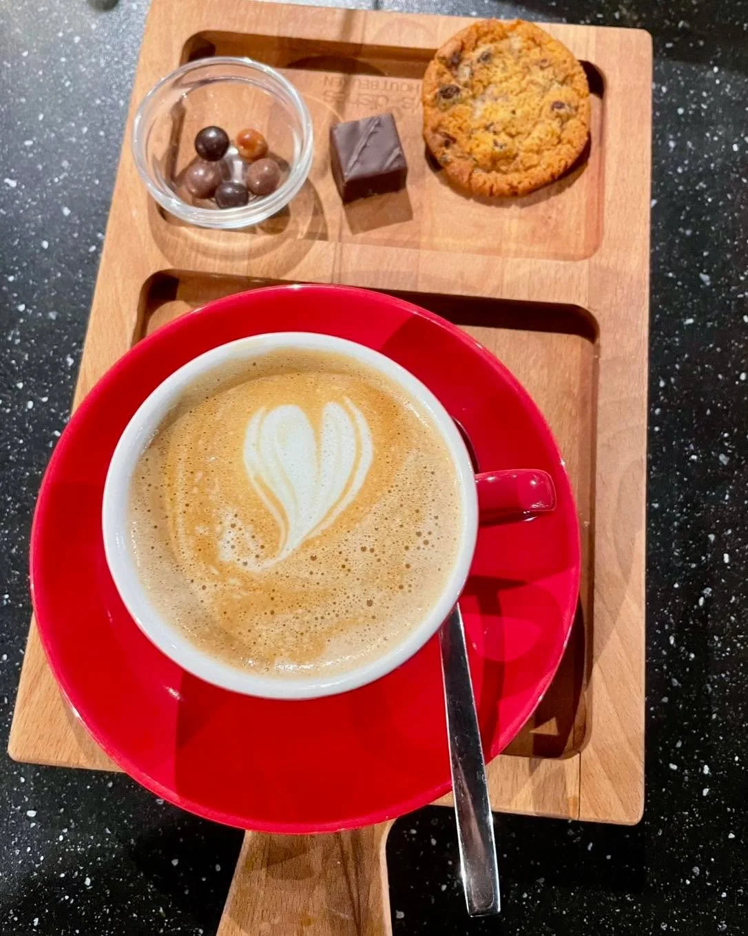 Vandaag is het Internationale Koffiedag!
Vier het met een heerlijk kopje koffie bij ons.
Op Internationale Koffiedag vieren we natuurlijk dit heerlijke drankje, maar staan we ook even speciaal stil bij de koffieboeren die cruciaal zijn in de koffie-