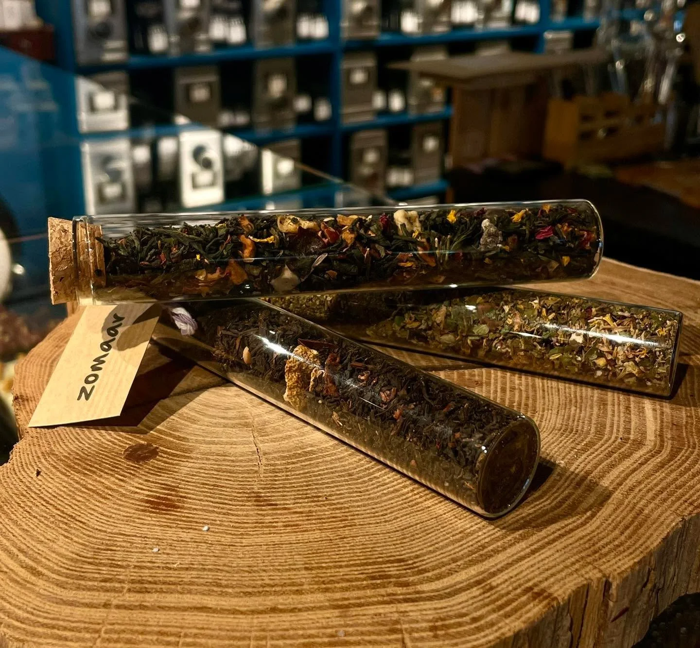 Bent u nog op zoek naar een klein cadeautje? Neem dan eens een kijkje bij ons in de winkel! Bijvoorbeeld deze leuke reageerbuisjes gevuld met thee, of natuurlijk een van onze heerlijke chocolaatjes.
#barneveldcentrum #lekker #genieten #Thee #zwartet