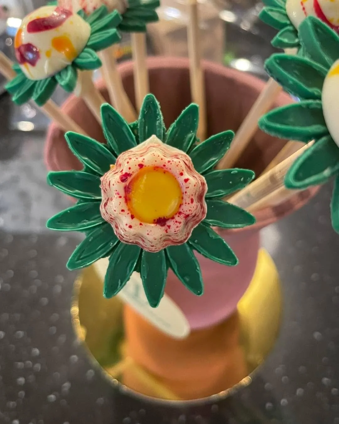 Wist u dat je met chocolade ook echte kunst kunt maken? Kijk maar naar deze prachtige bloemen!
#barneveldcentrum #choco #chocolate #chocoholic #chocolade #chocoladebloemen #chocoladekunst #chocoladekunstwerk #lekker #prachtig