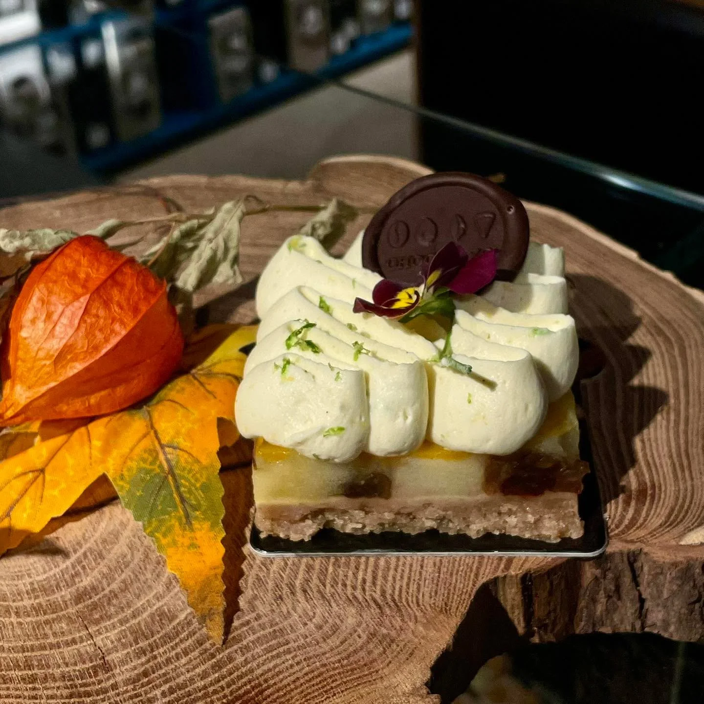 Ons Taartje van het seizoen! Een heerlijk appel gebakje met bodem van boterkoek. Perfect voor het najaar. 
#barneveldcentrum #taartje #gebak #appeltaart #appelgebak #herft #herfts #najaar #lekker