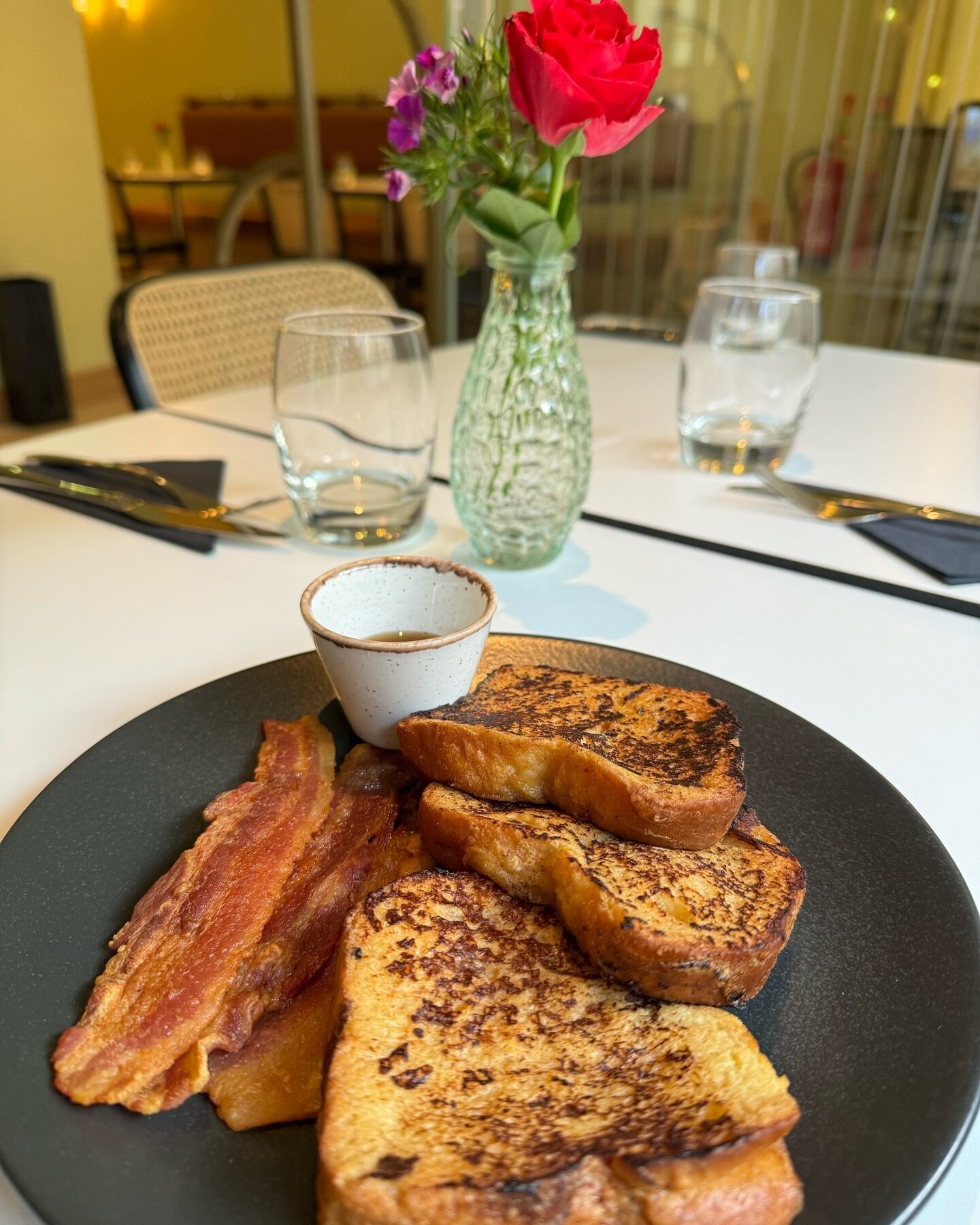 It&rsquo;s back (for a little bit) classic French toast with streaky bacon and maple 🍁 🥓 🥚 🥰
