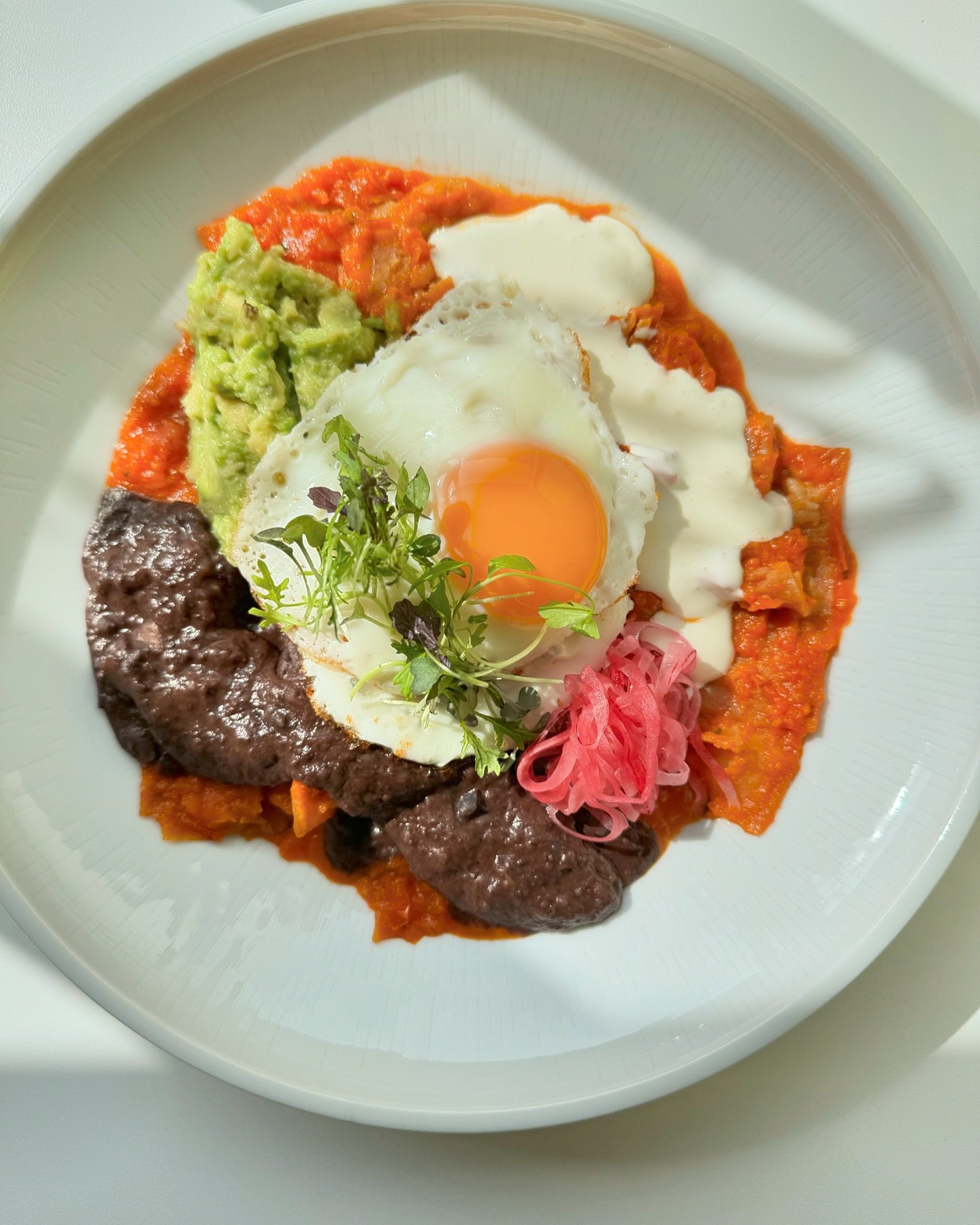 What a crazy bank holiday weekend! We are so happy to be back and with @krahsnori cooking for everyone 🥰 

📸 Chilaquiles - salsa roja tossed tortillas, black beans, avocado, crema, fried eggs, habanero hot sauce and pickled onions 🍳 🥑