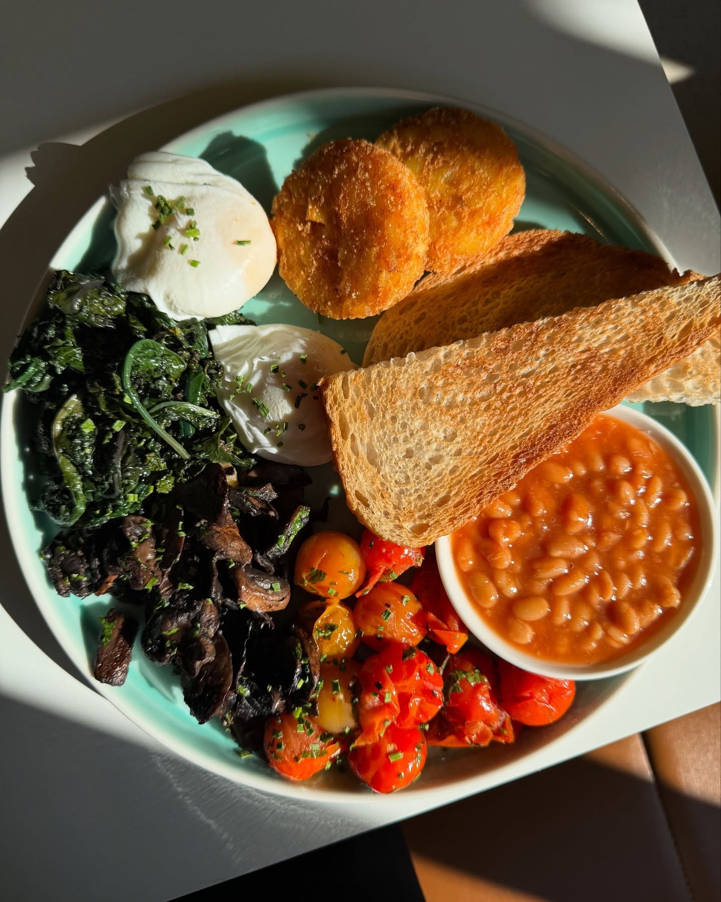 Happy weekend ☀️🕶️

📸 the vegetarian - baby kale, mushrooms, roasted cherry tomatoes, 2 poached eggs, sourdough, beans + hash browns 🍅🥬🍳