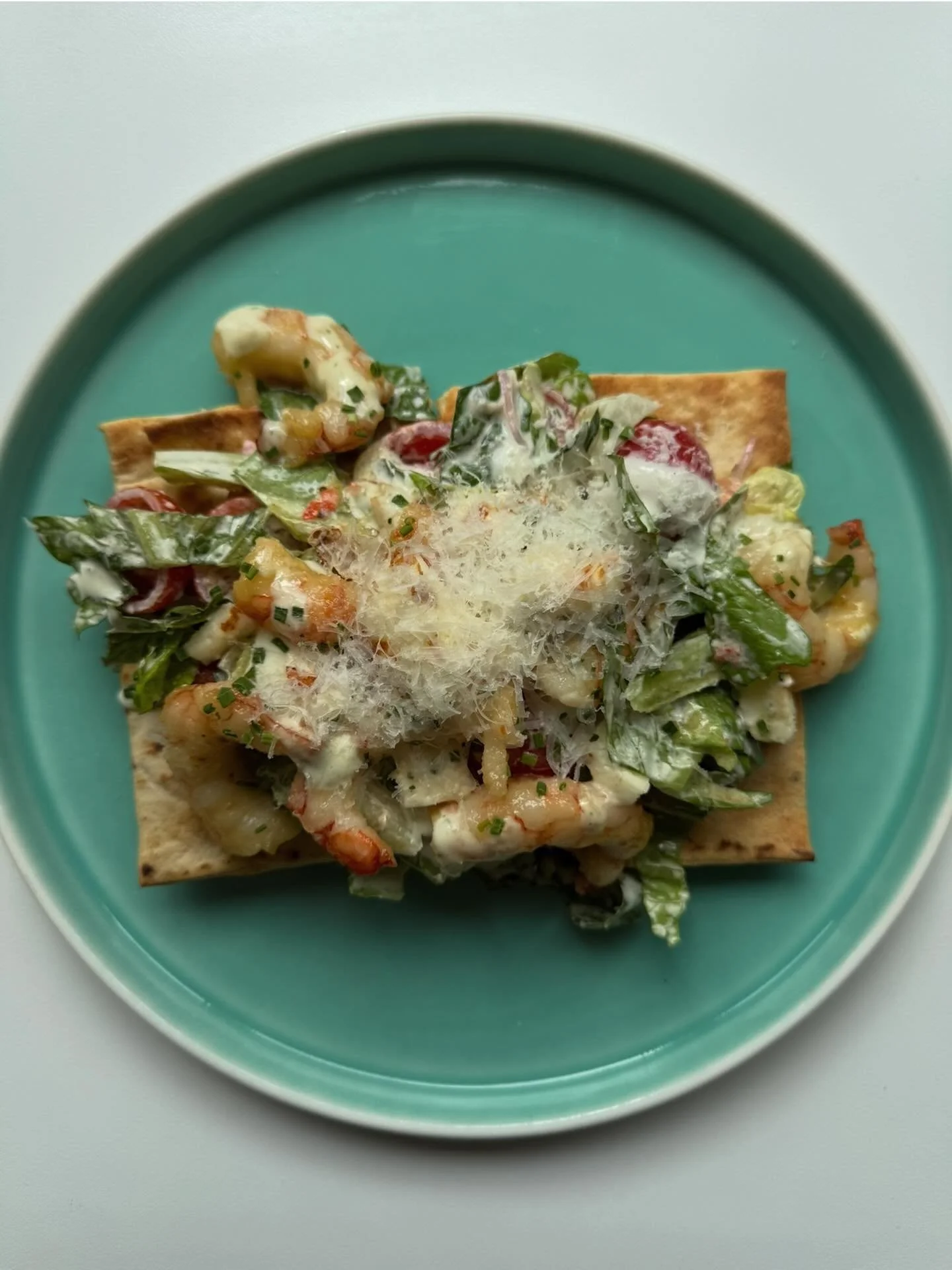 Honey grilled prawn flatbread with marinated tomatoes, halloumi, housemade Caesar dressing and cos lettuce 

(we kinda hate salad but love this one 🦐)