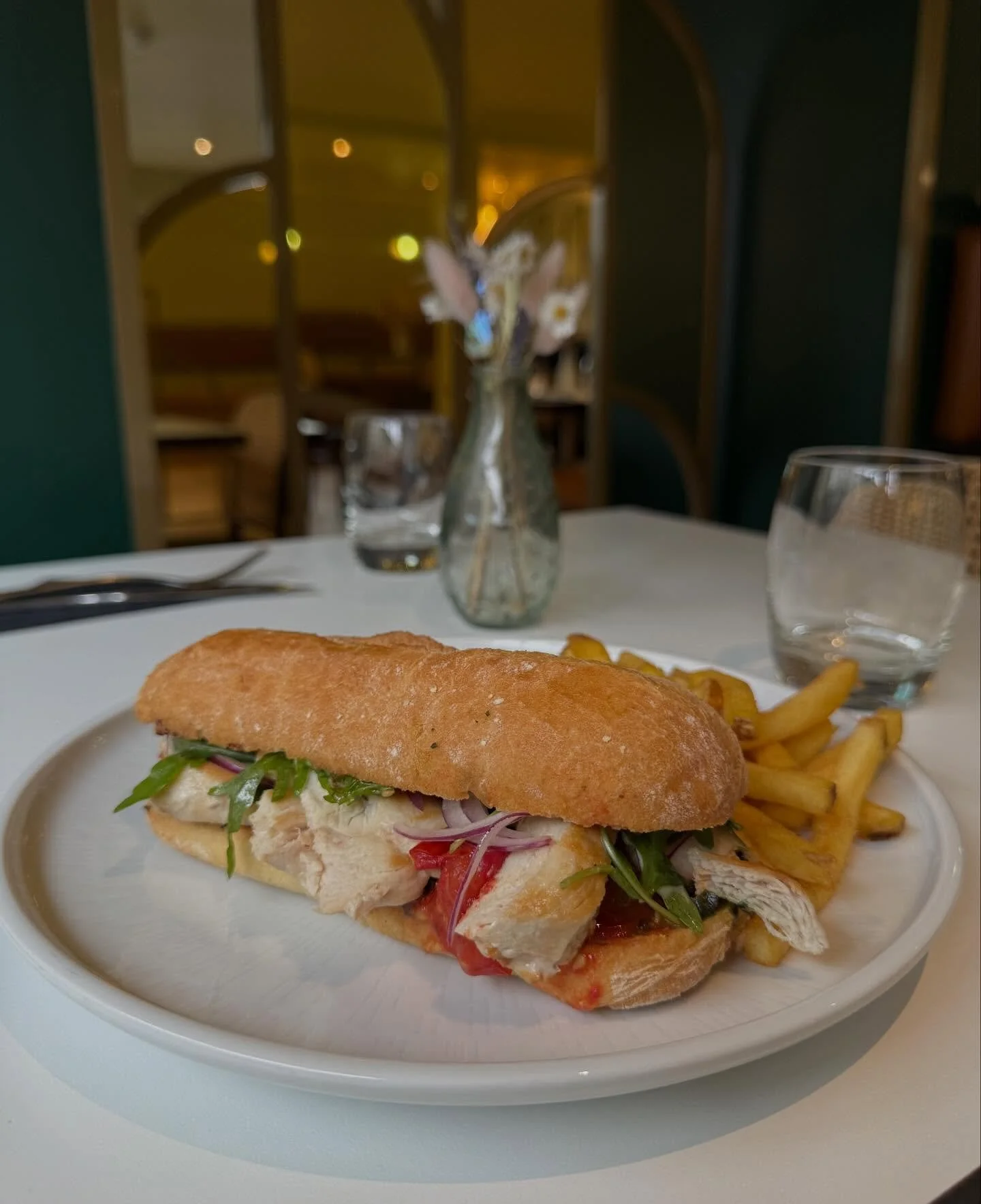 Pesto chicken is back!
Grilled chicken, housemade pesto, onions, tomatoes, garlic mayo and rocket on a ciabatta with fries 🍟