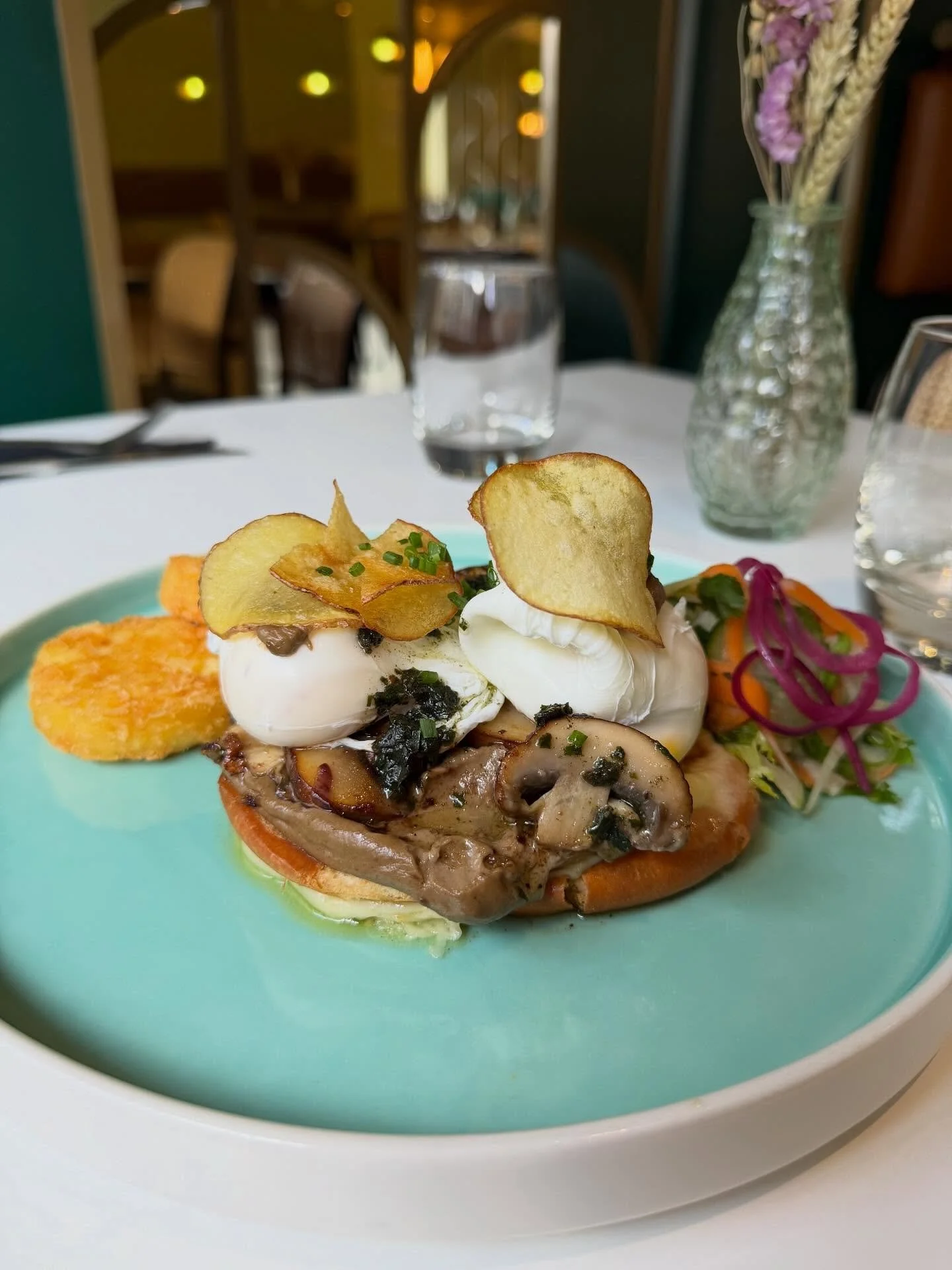 Mushroom brioche - mushroom pate, garlic mushrooms, gouda, 2 poached eggs, pesto oil, pickles, potato crisp on a brioche with a side of hash browns 🍄&zwj;🟫