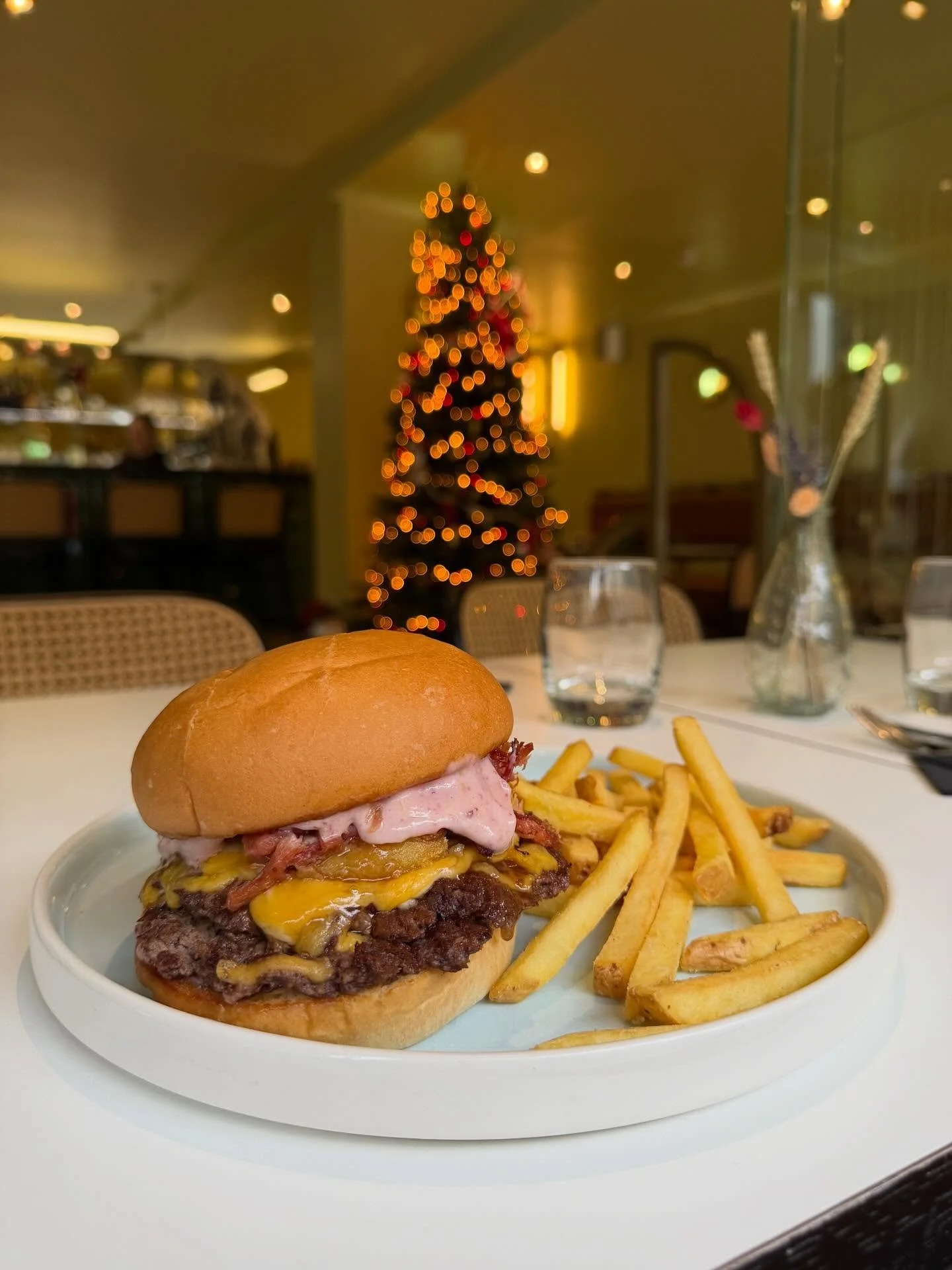 You guys bullied us into it so the festive burger is back!

2 beef patties, glazed ham, cheese, cranberry garlic mayo, gravy hash browns on a brioche bun 🎄 🎅