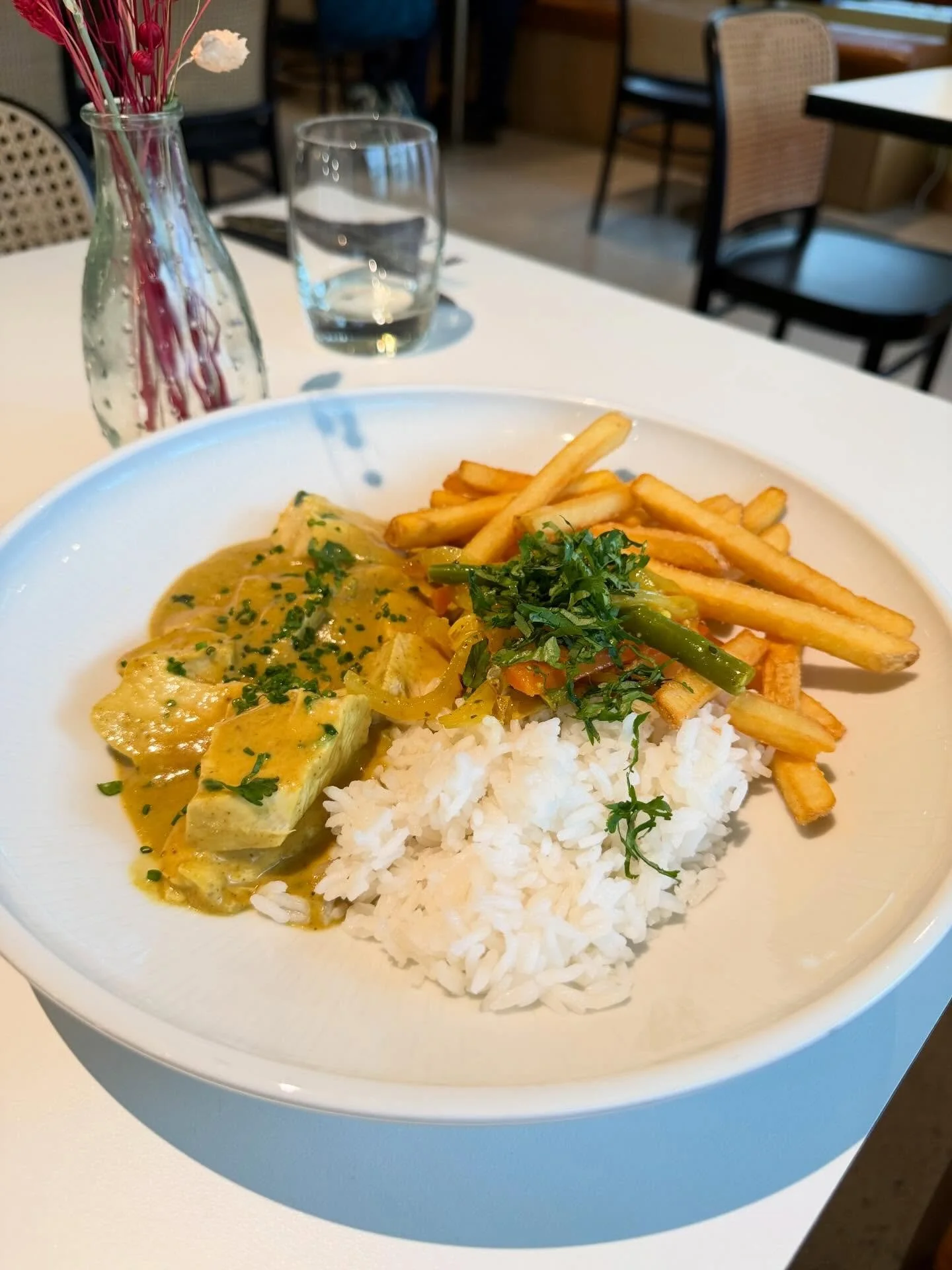 Kicking off with some fresh flavours! 

Returning to our roots with @bettybrosnancafe chicken curry and an American style platter (ICE out 🇺🇸)