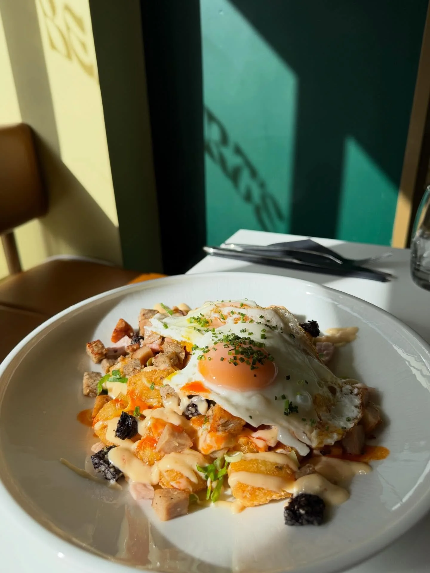 Loaded hash - bacon, sausage, black pudding, white pudding, two fried eggs, scallions, cheese with tator tots, sweet chilli mayo and hot sauce 🥓 🧀 🥔