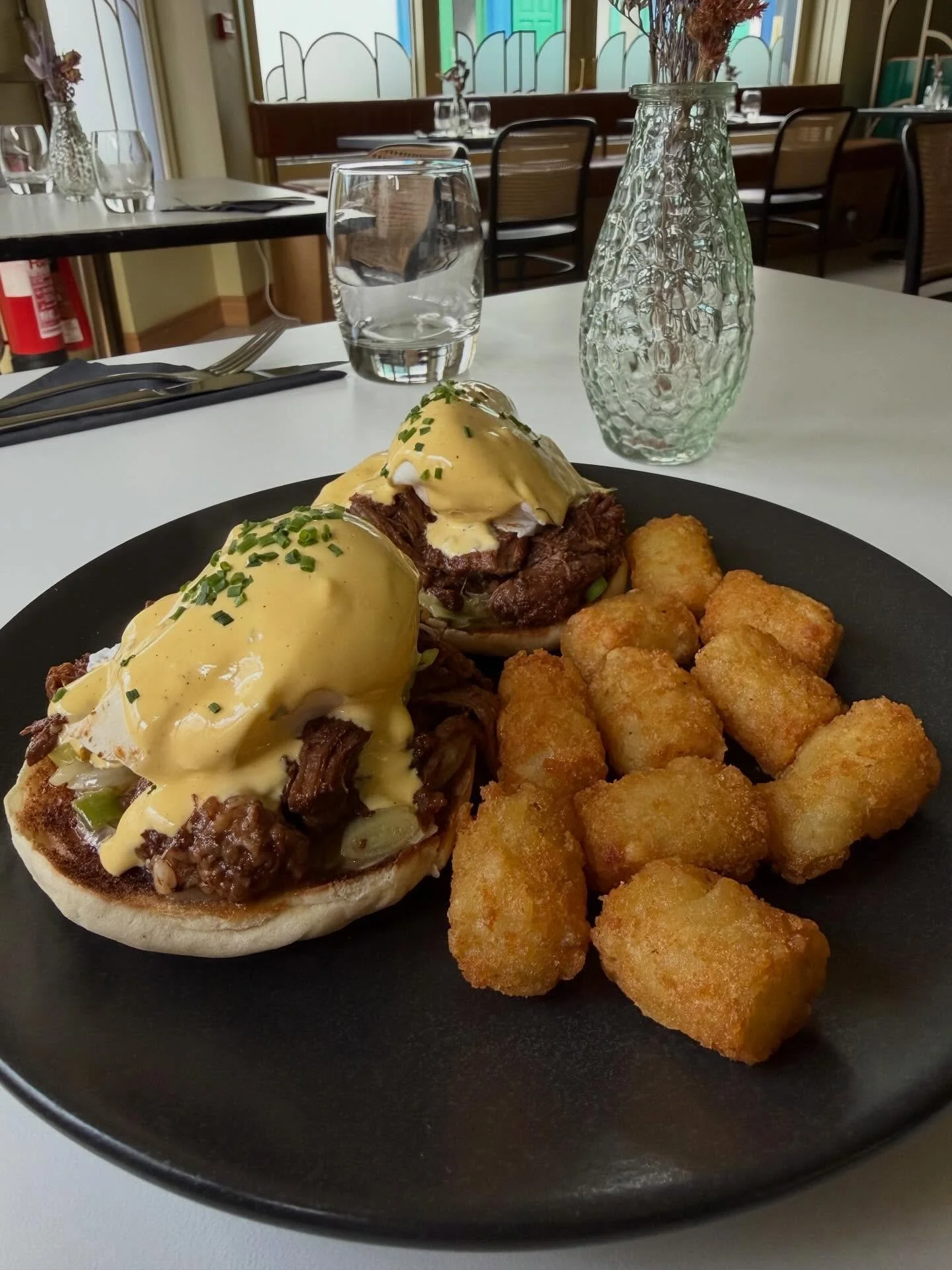 Reminiscing about our favourite food in Norway 🇳🇴 

Beef &amp; Bearnaise Benny - pulled beef, buttered leeks + red onions, 2 poached eggs, English muffin, bearnaise and tater tots 💗 (🫶 @hannahdonnax miss u)