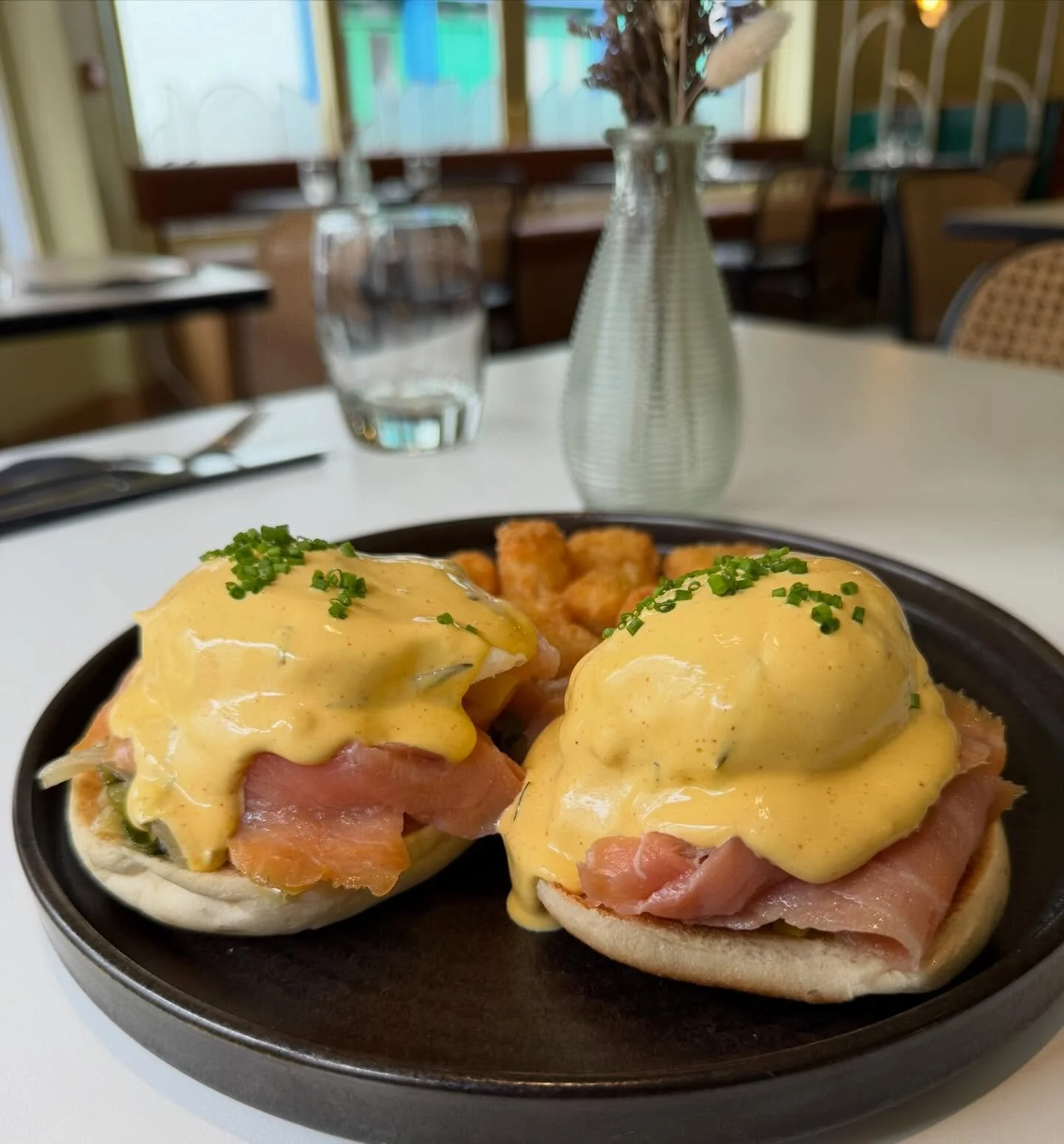 Bank holiday Benny! Glenmar smoked salmon with our favorite buttered leeks is perfect for this sunny/rainy/cloudy long weekend 🥰🌦️ see u tomorrow and Monday 🥳
