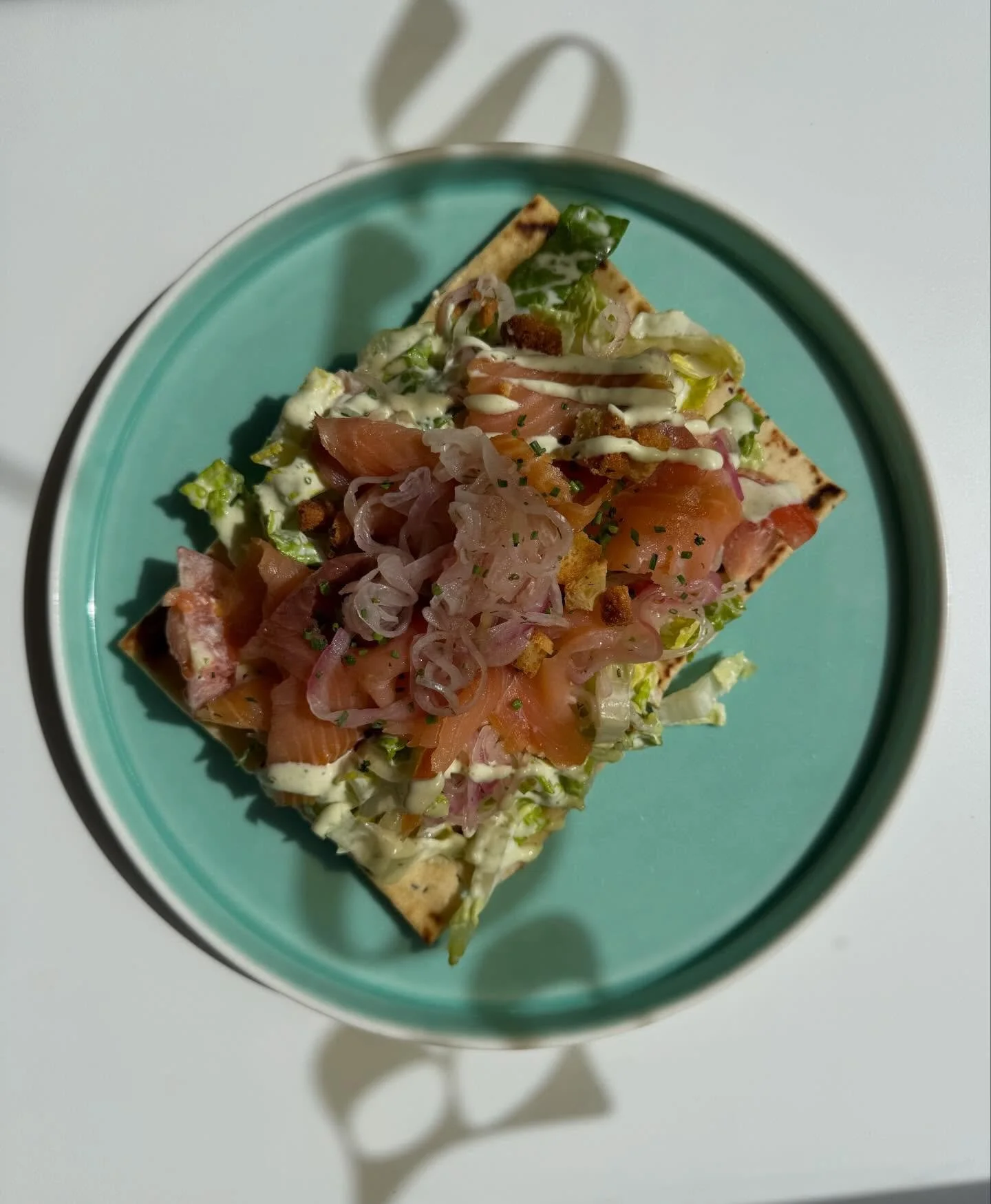 Smoked salmon flat bread - cos lettuce, housemade Caesar dressing, tomatoes, pickled onions, flatbread (a side of fries but it ruined our aesthetic 💁&zwj;♀️)