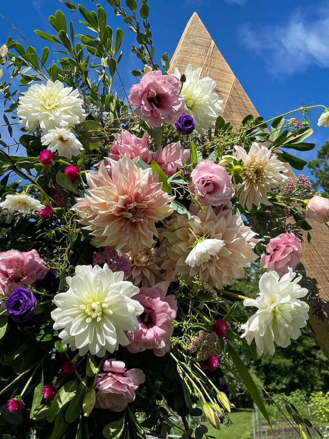 su.10 - Mountain Arch with Lisianthus & Dahlias