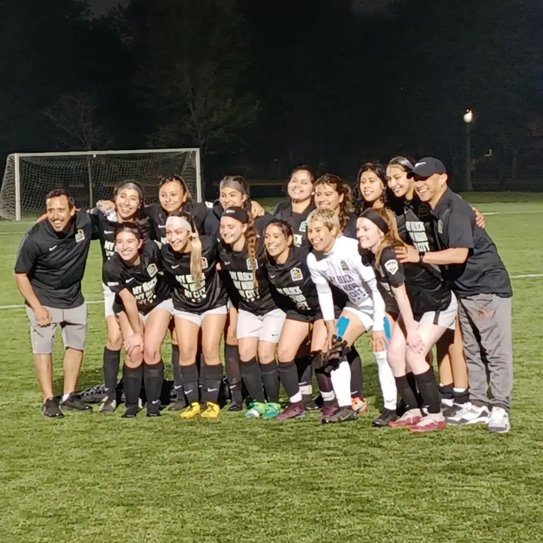 Congrats to @chicagohouseac_women on 1st competitive match last night, a scrimmage with @edgewatercastle women's team. ⚽️🖤🧡💚🏠